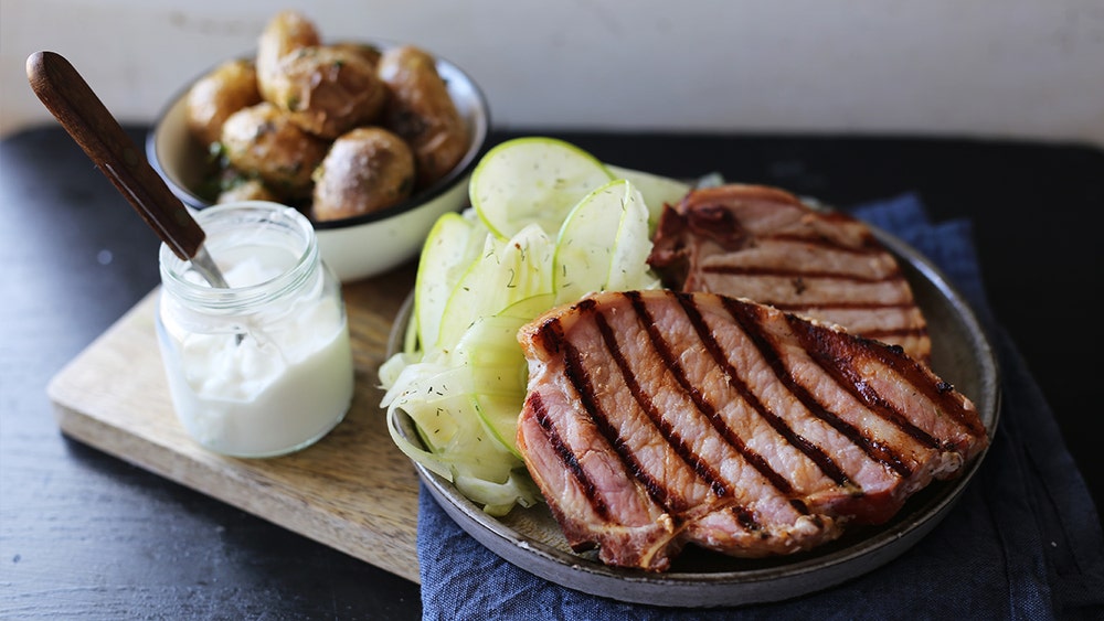 Sommerkoteletter, frisk salat og poteter