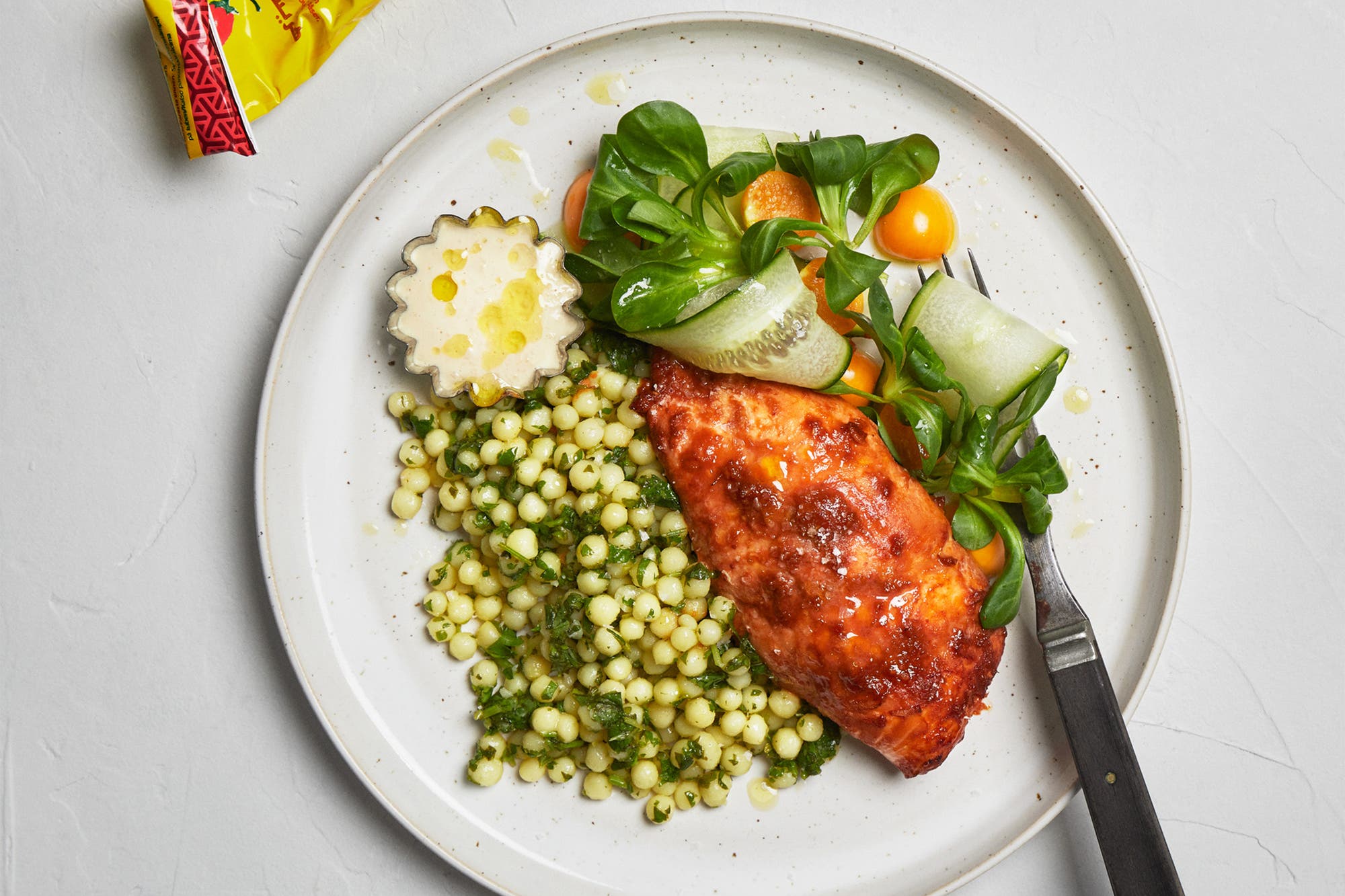 Harissalaks med perlecouscous og tahinisaus