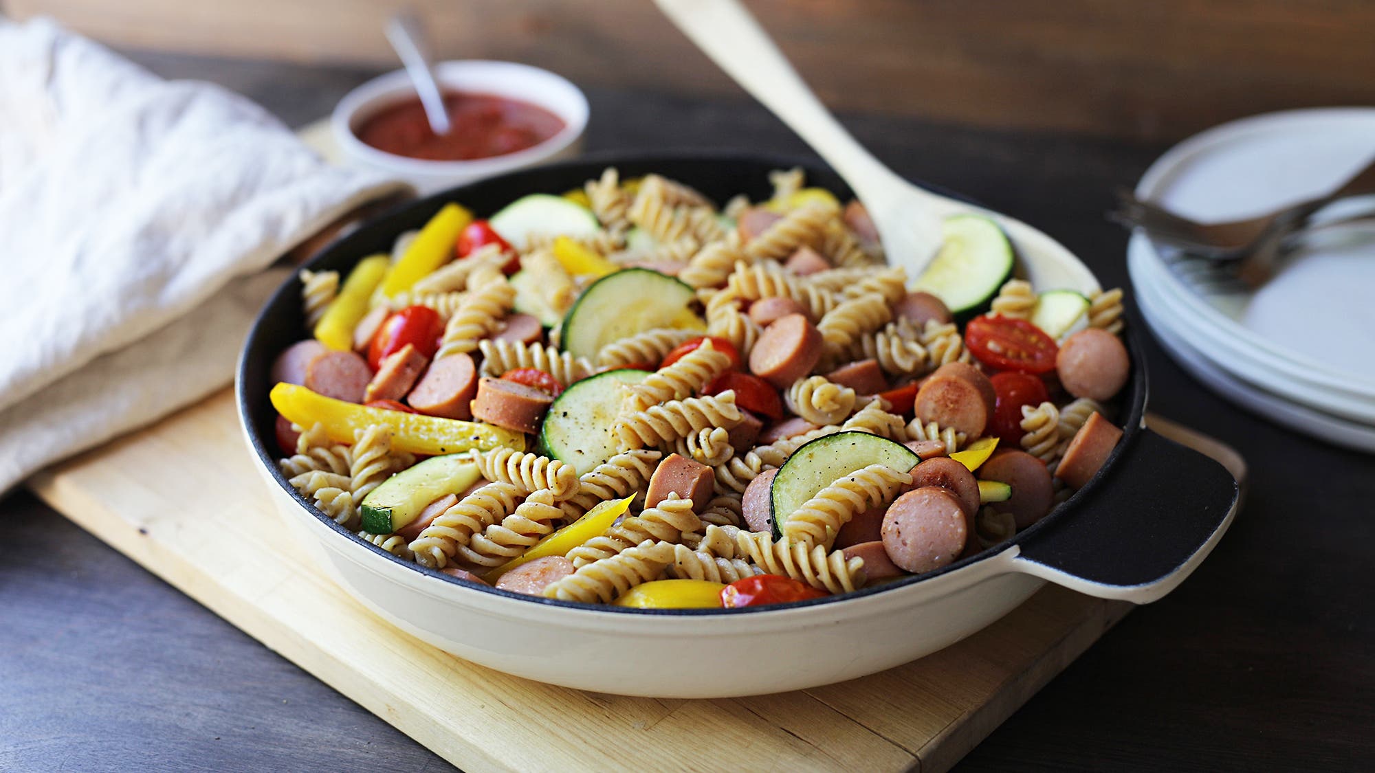 Pølser og pasta med grønt