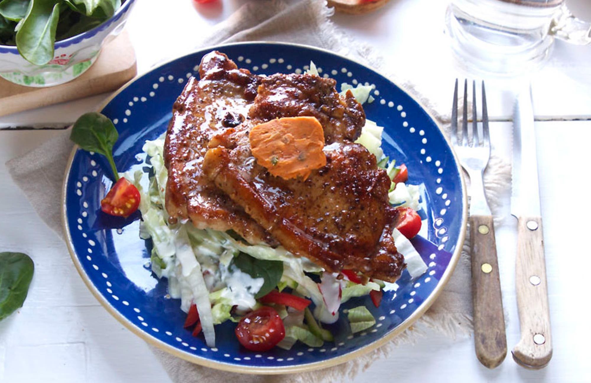 Svinekoteletter med salat og basilikumdressing