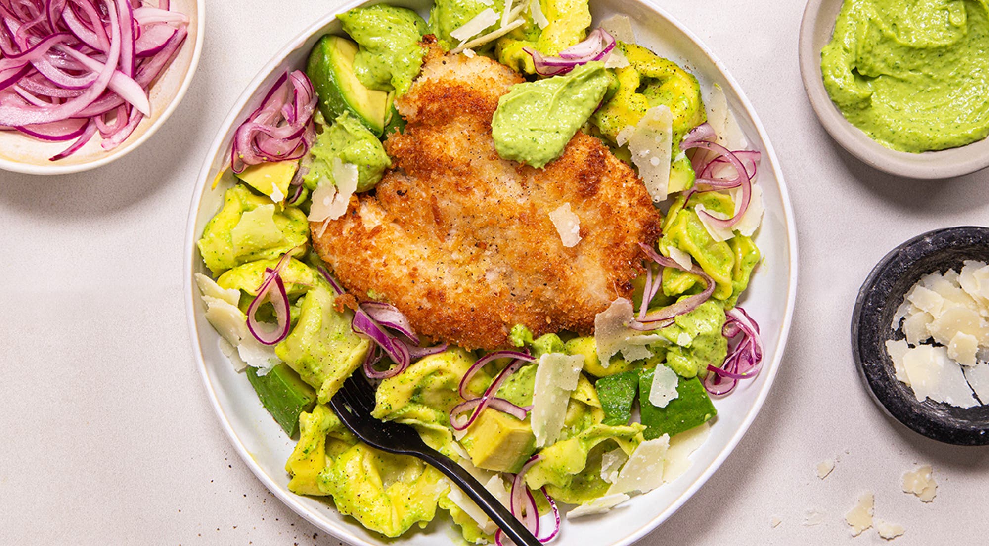 Crispy kylling med kremet avokado-tortellini