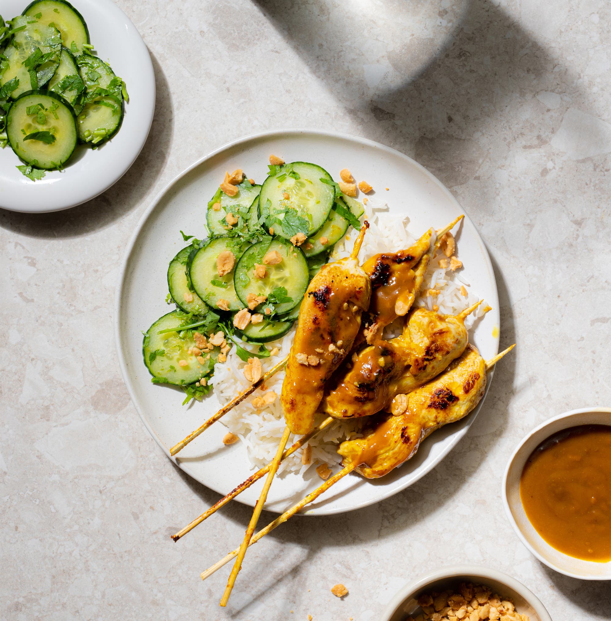 Rask kyllingsatay med ris og agurksalat