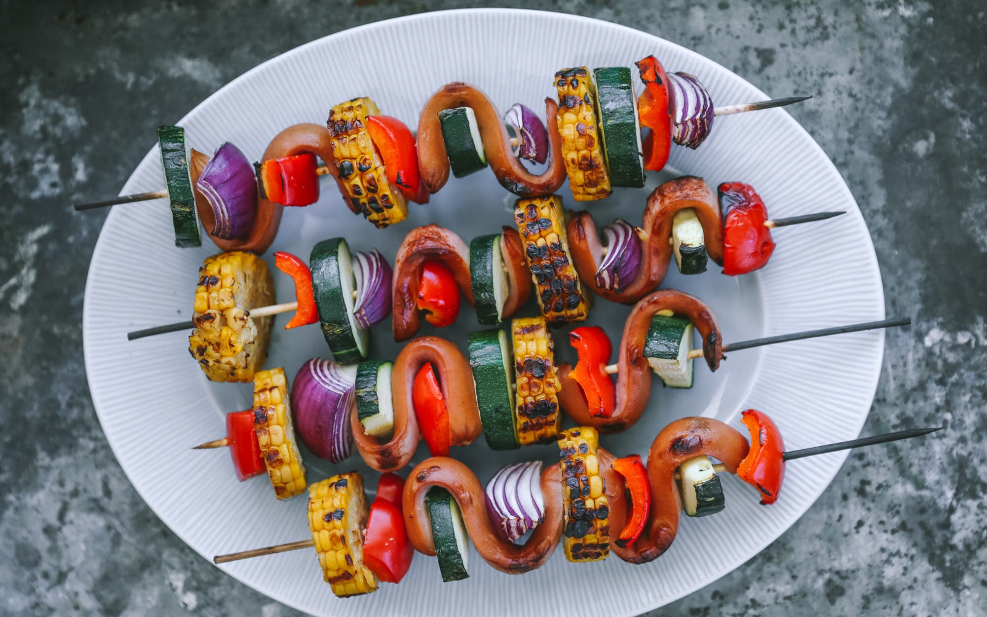 Barnevennlig grillspyd med pølse og grønnsaker