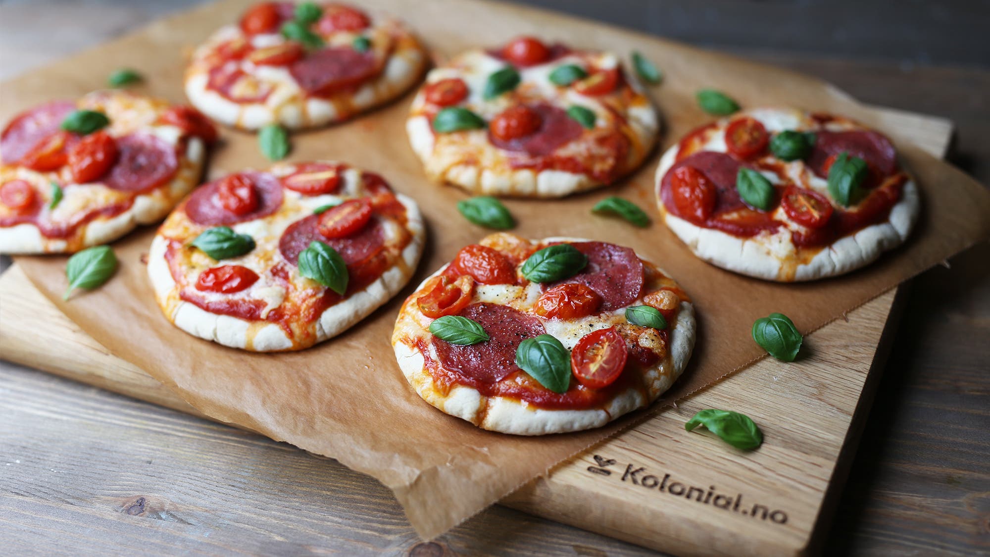 Pitapizza med salami og mozzarella