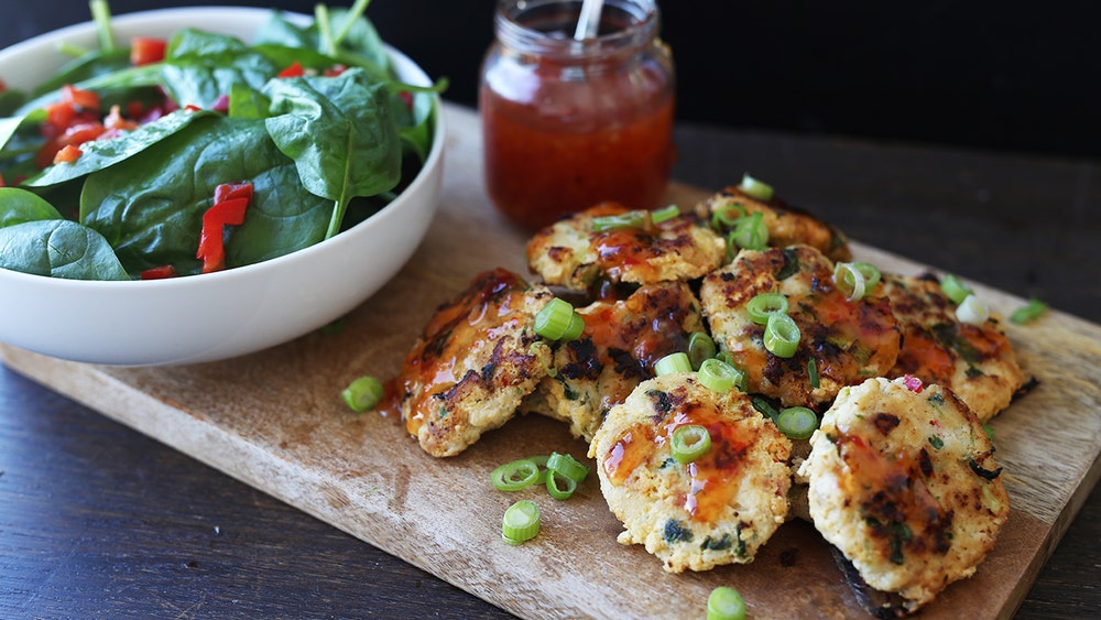 Thaifiskekaker med en enkel spinatsalat