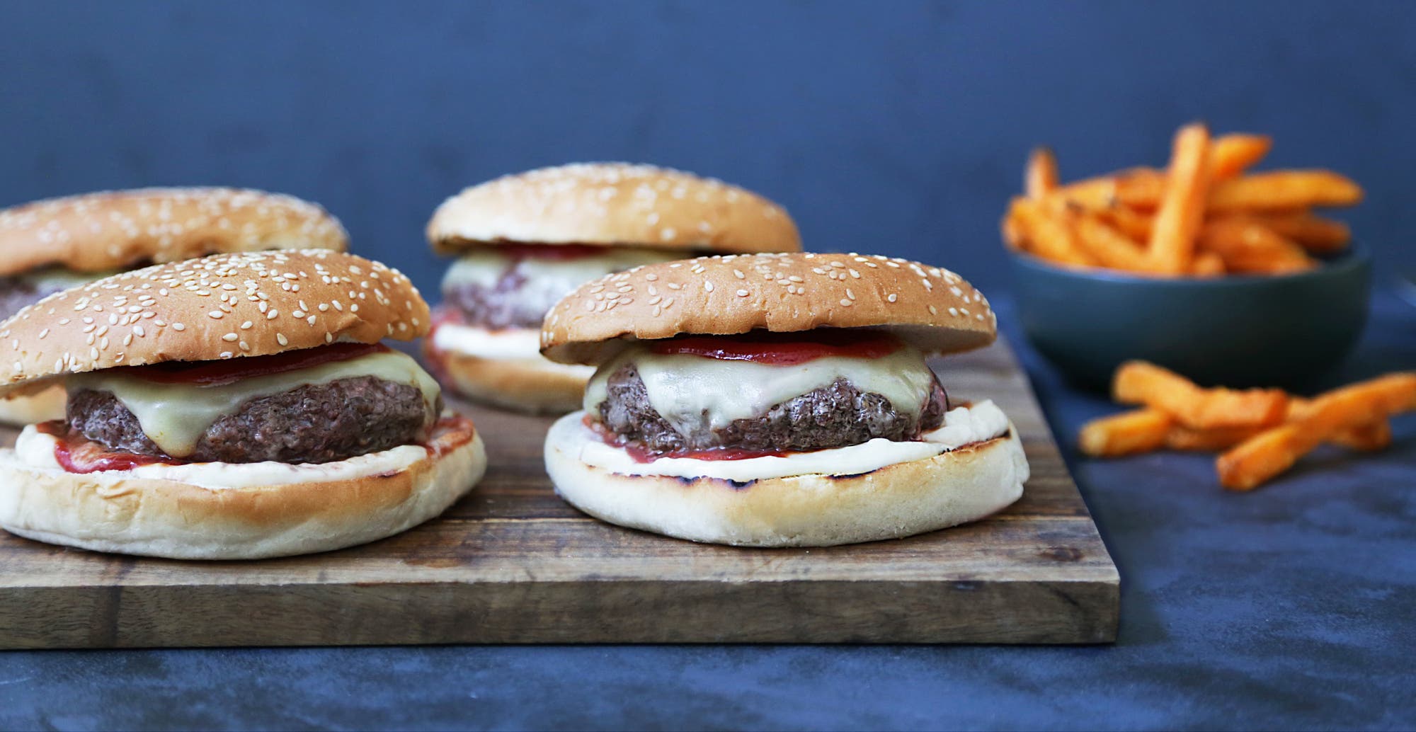 Cheeseburger med søtpotetfries