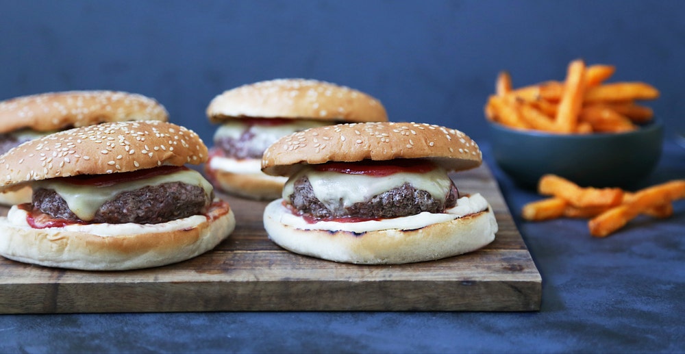 Cheeseburger med søtpotetfries