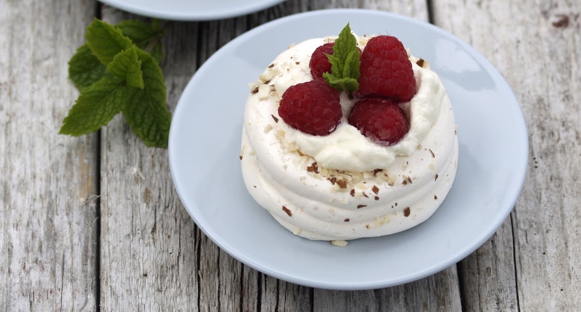 Minipavlova med limekrem og bringebær