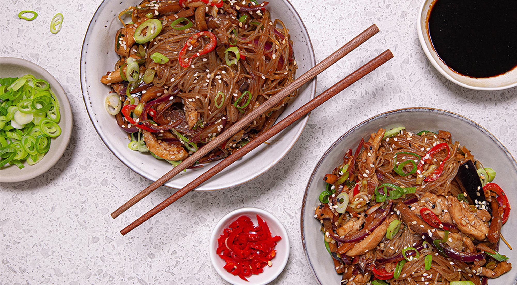 Kylling stir-fry med risnudler og aubergine