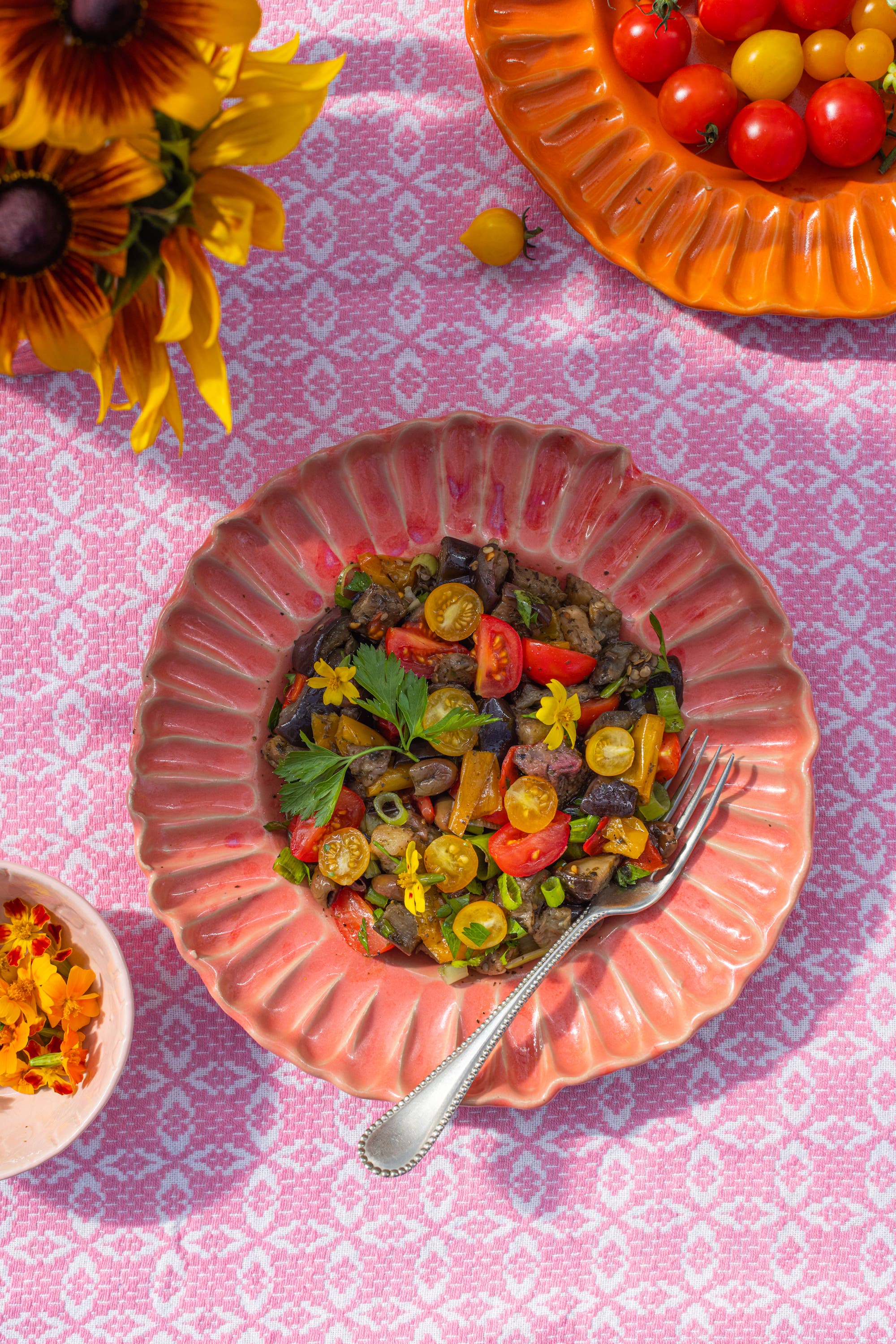 Bakt aubergin- og tomatsalat