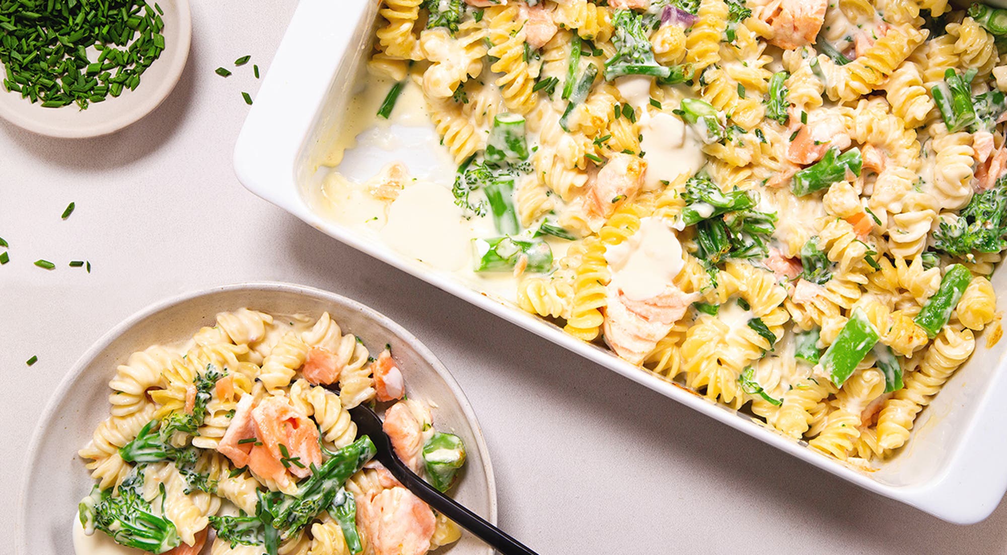 Pastagrateng med laks, parmesan og brokkolini