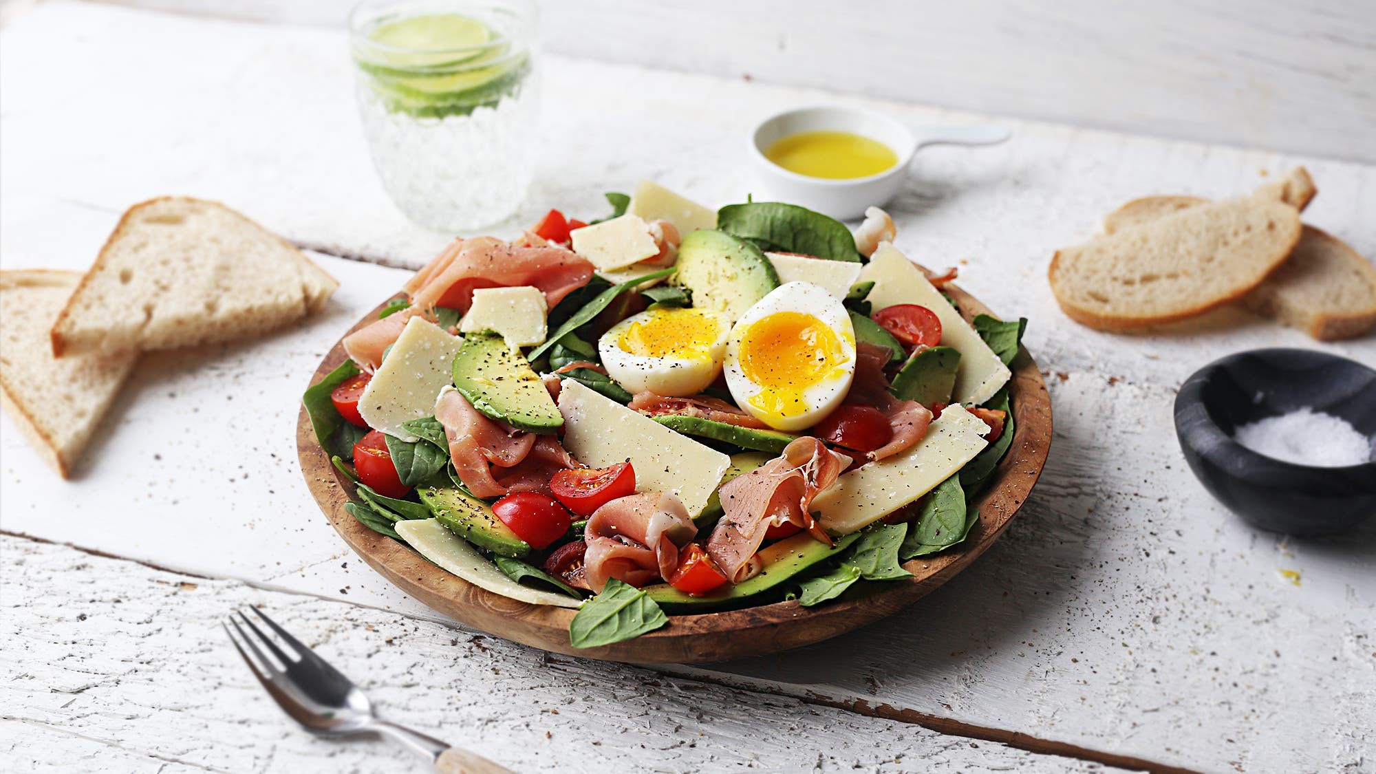 Parmasalat med avokado, egg og parmesan
