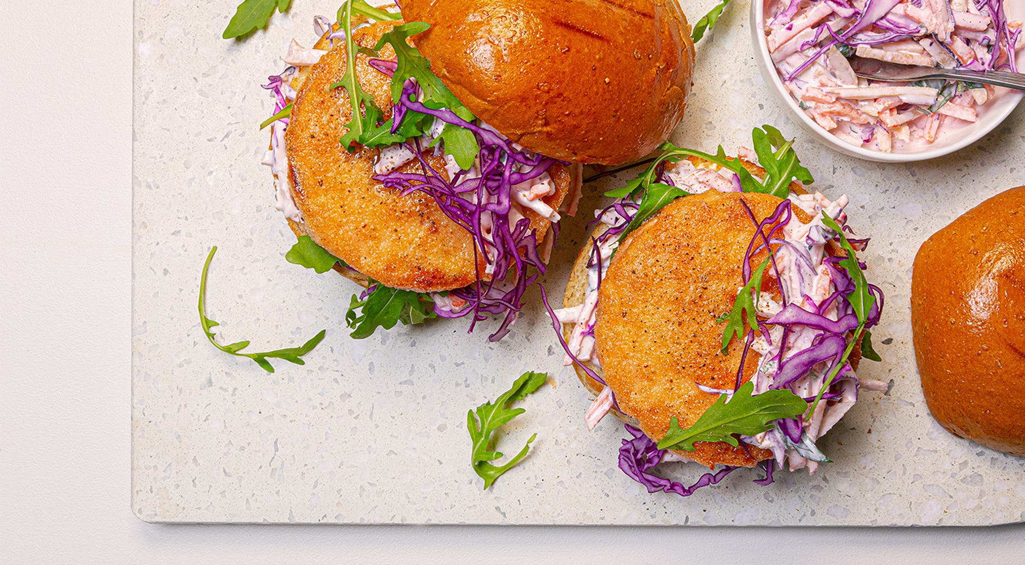 Sprø lakseburger med grønnsaksslaw