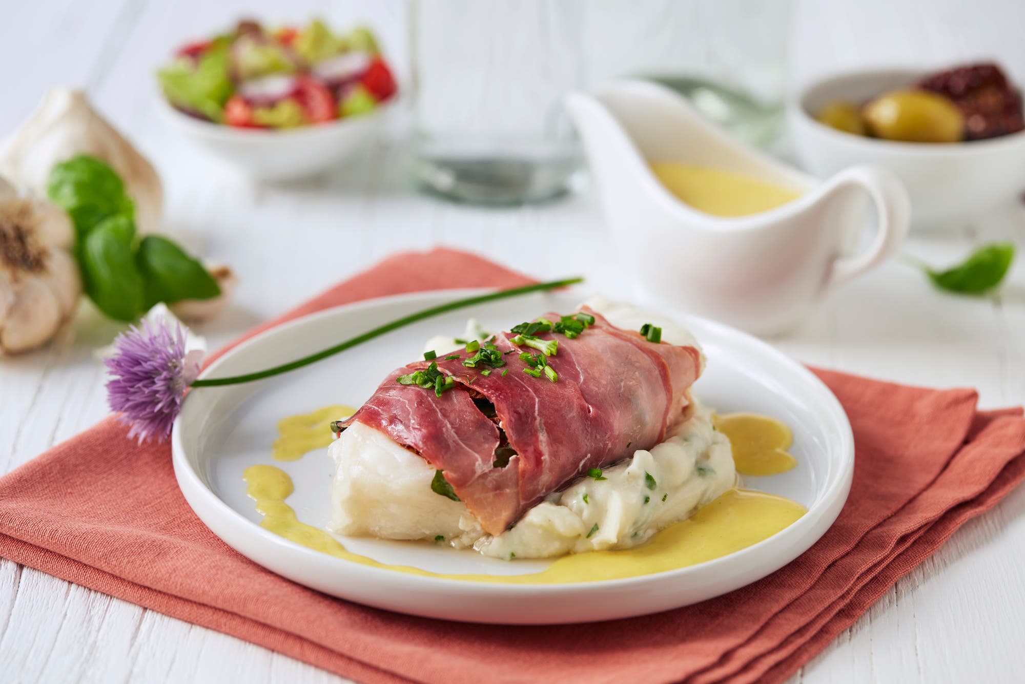 Innbakt torsk i spekeskinke med hollandaise