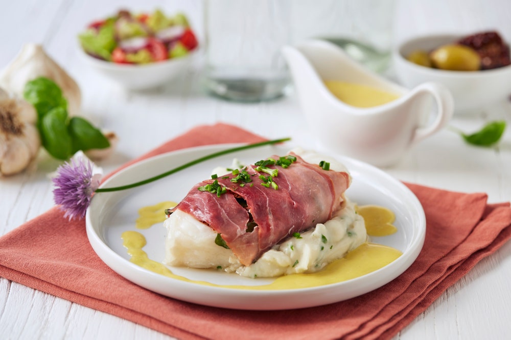 Innbakt torsk i spekeskinke med hollandaise