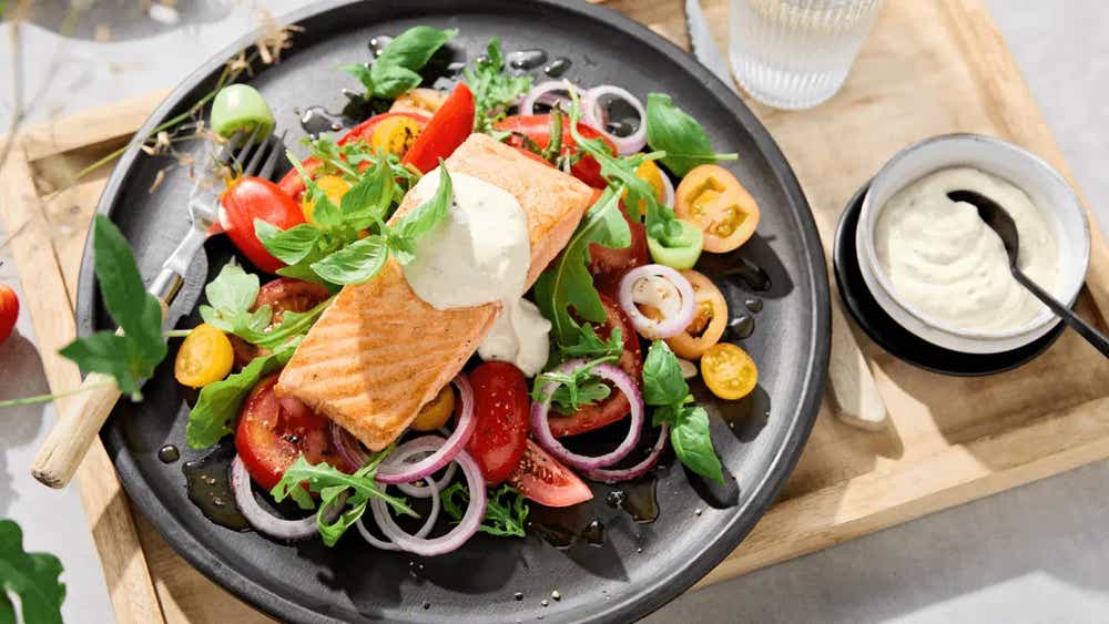 Laks med tomatsalat og enkel dressing