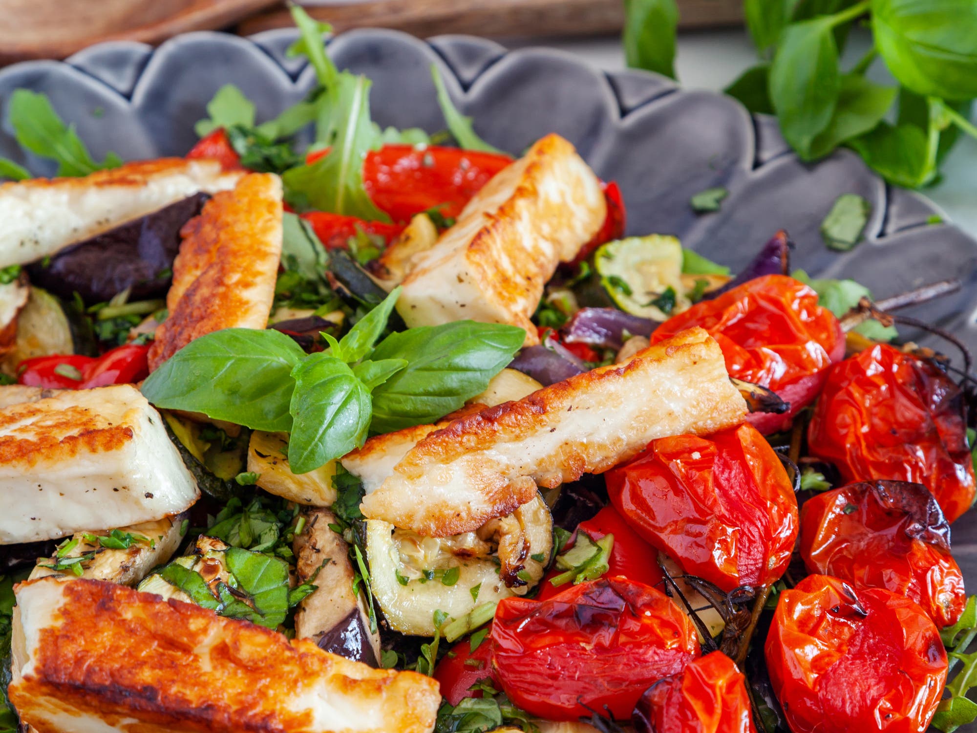 Ovnsbakte middelhavsgrønnsaker med halloumi