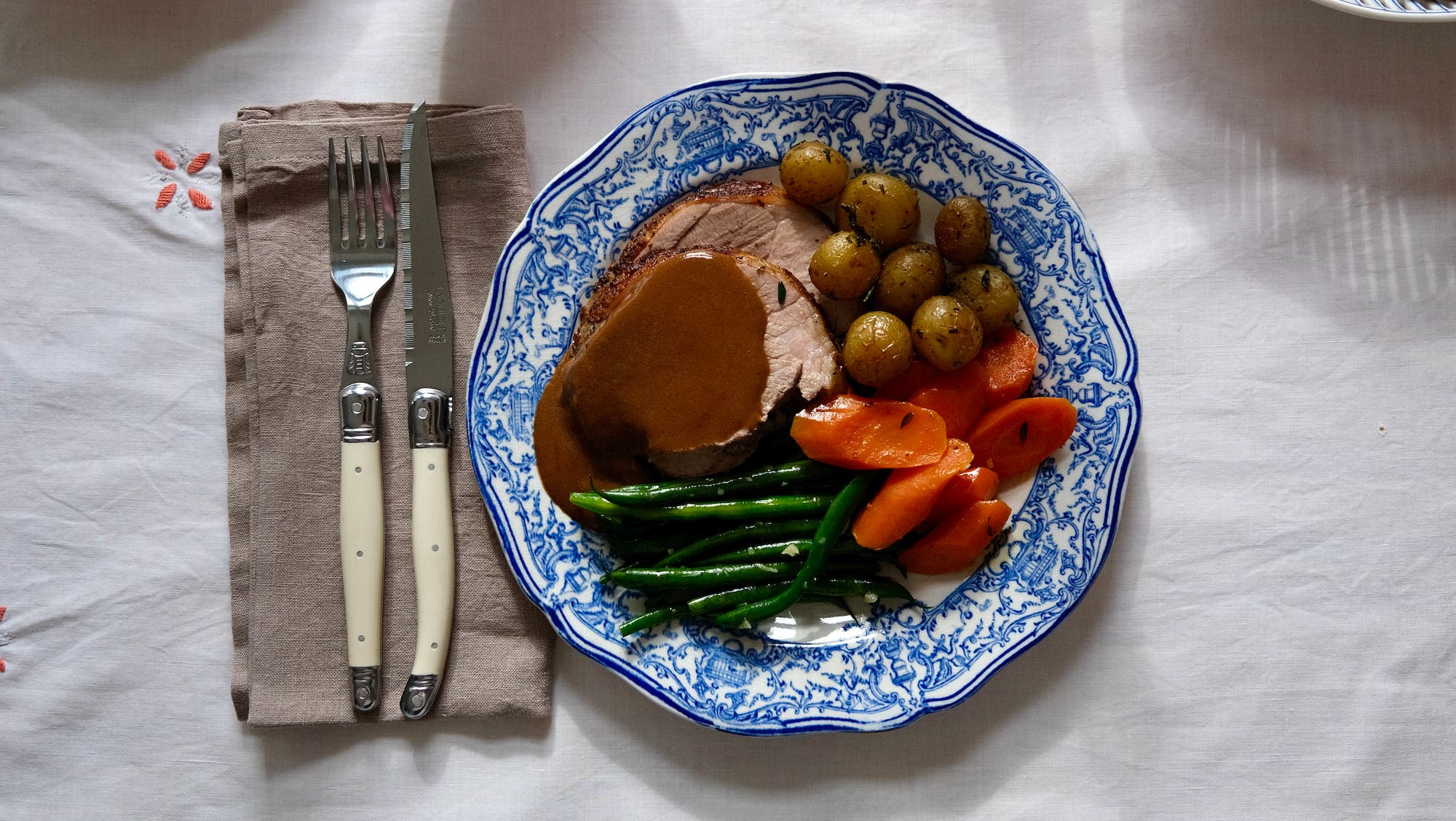 Enkel lammestek med pimpet rødvinssaus