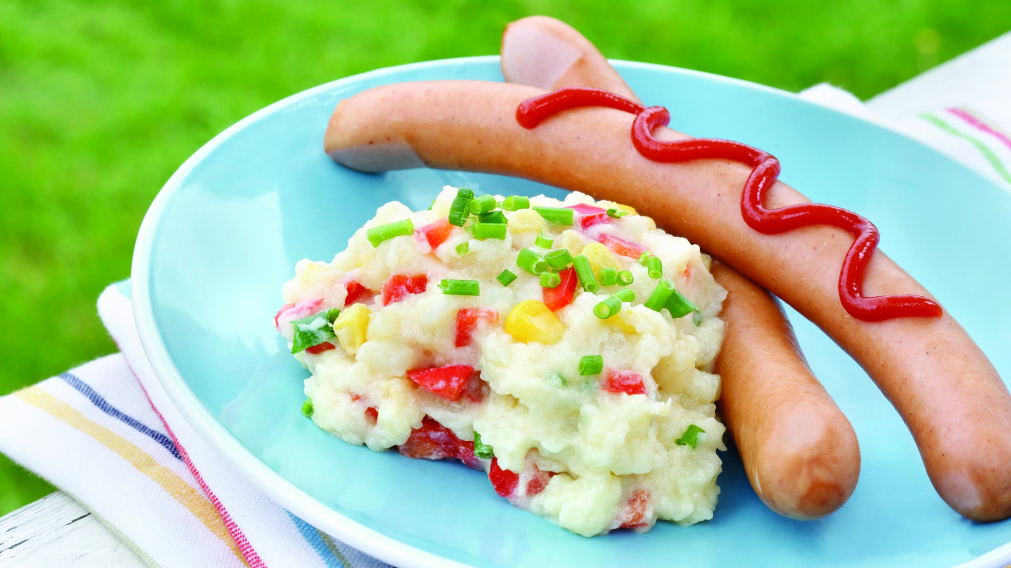 Pølser og potetstappe med grønnsaker