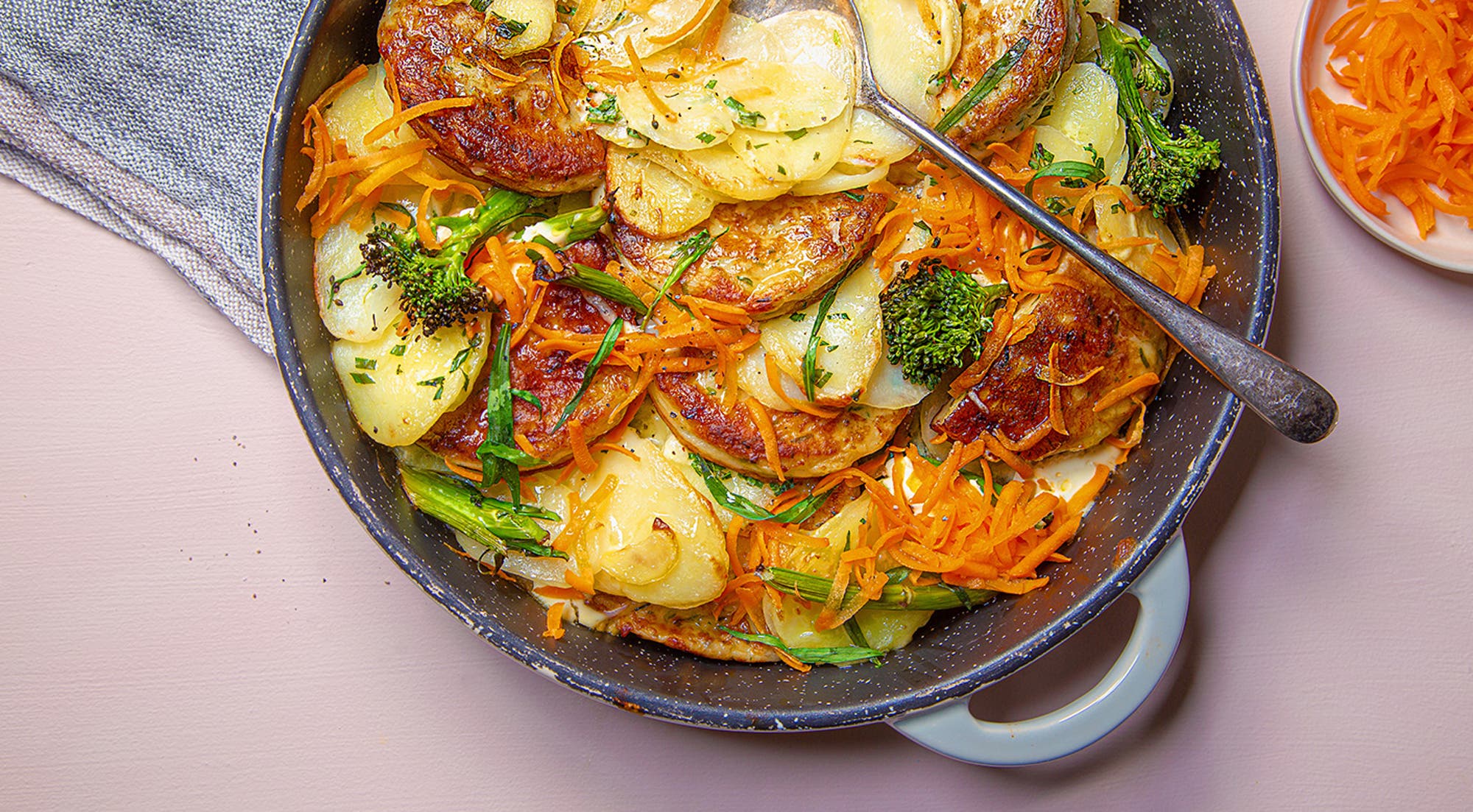 Fiskekakeform med fløtegratinerte poteter og brokkolini