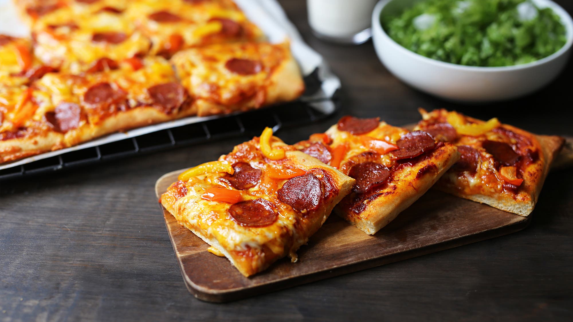 Langpannepizza med pepperoni