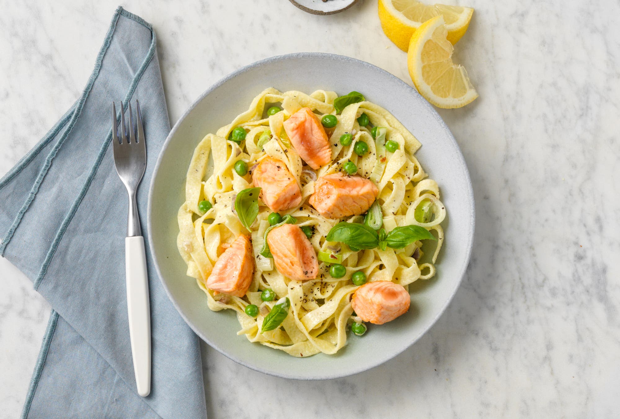 Kremet tagliatelle med laks, erter og basilikum