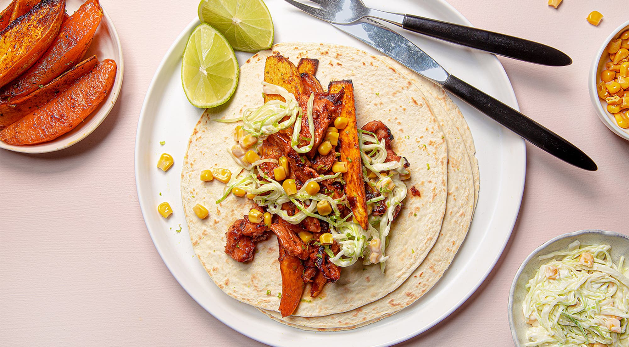 Fajitas med sticky pork, søtpotet og maiscoleslaw