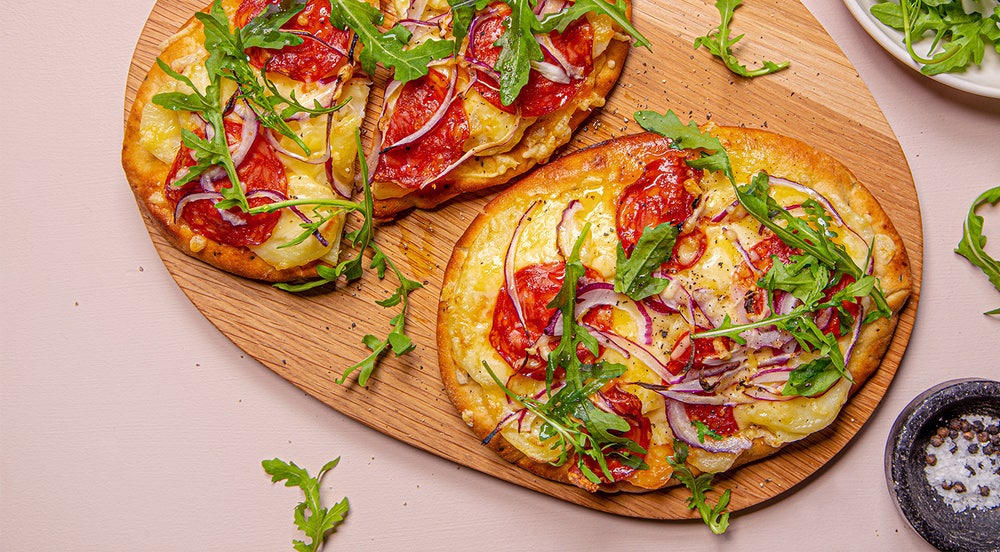 Nanbrød med fløtepotet, chorizo og rødløk