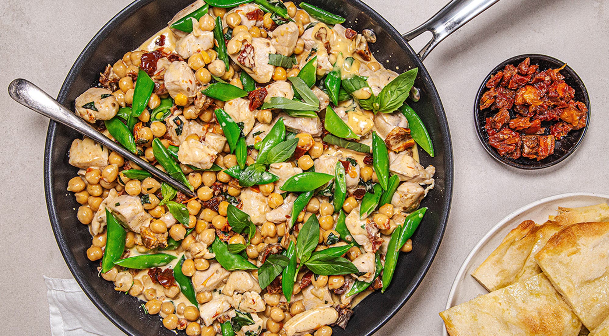 Kremet kyllingpanne med kikerter og soltørket tomat