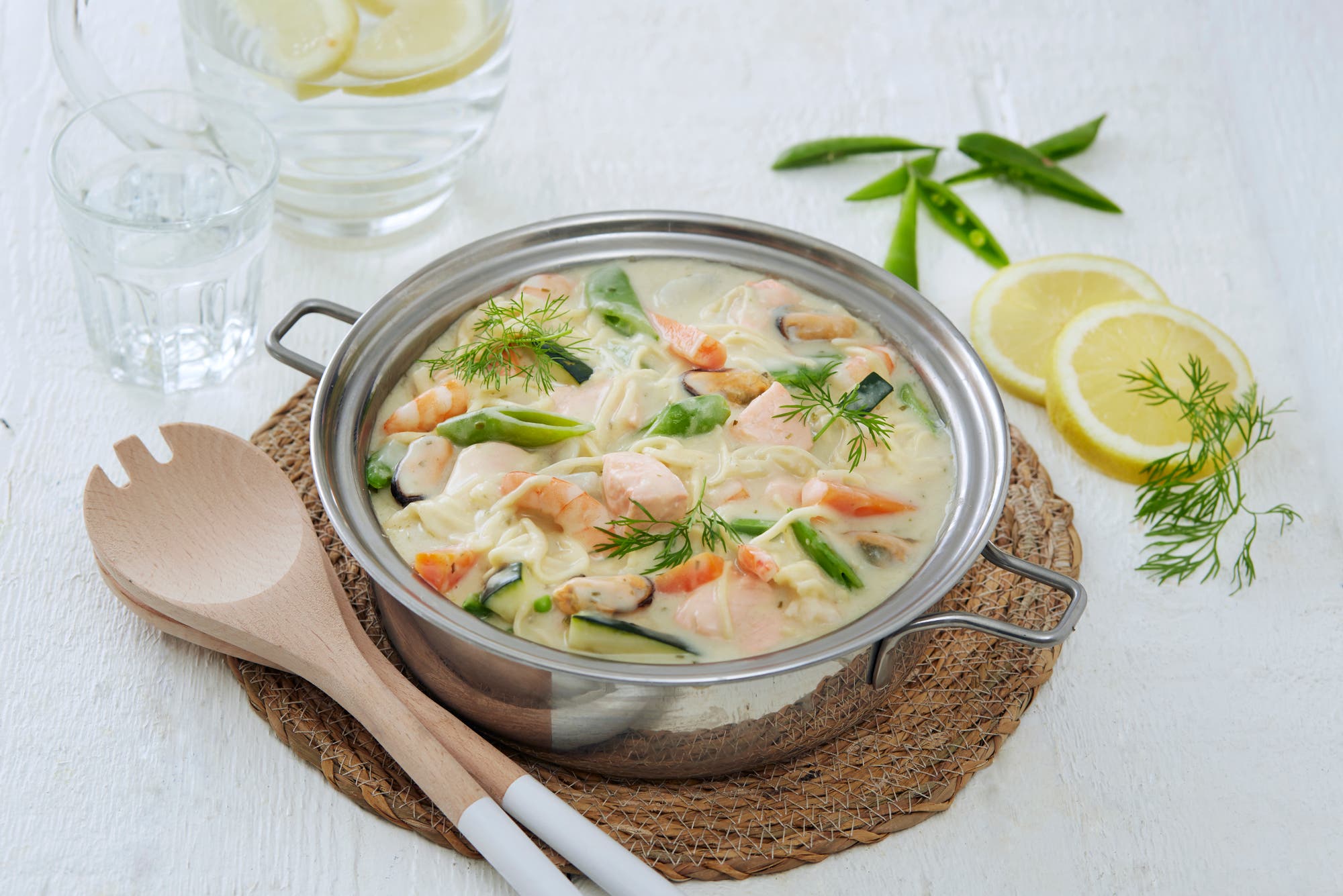 Fiskegryte med havets delikatesser, grønnsaker & pasta