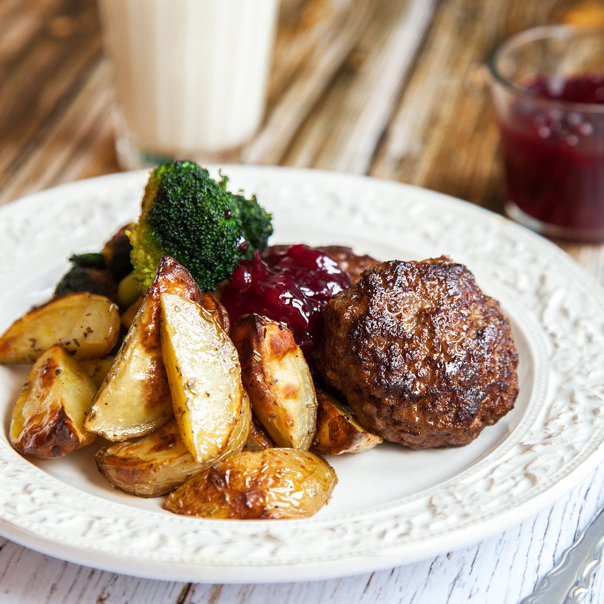 Klassiska pannbiffar med klyftpotatis och broccoli