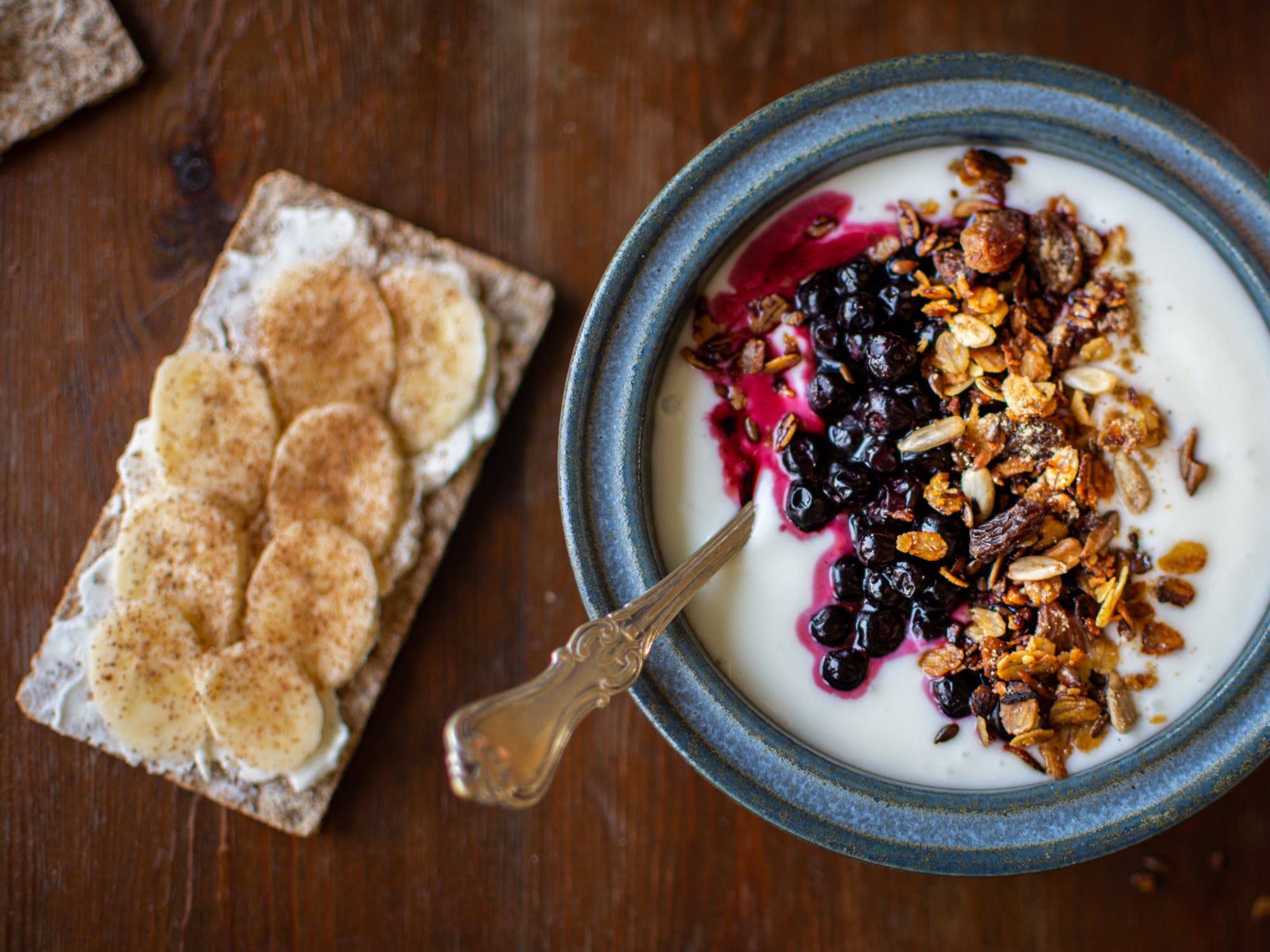 Yoghurttallrik med stekt granola och knäcke