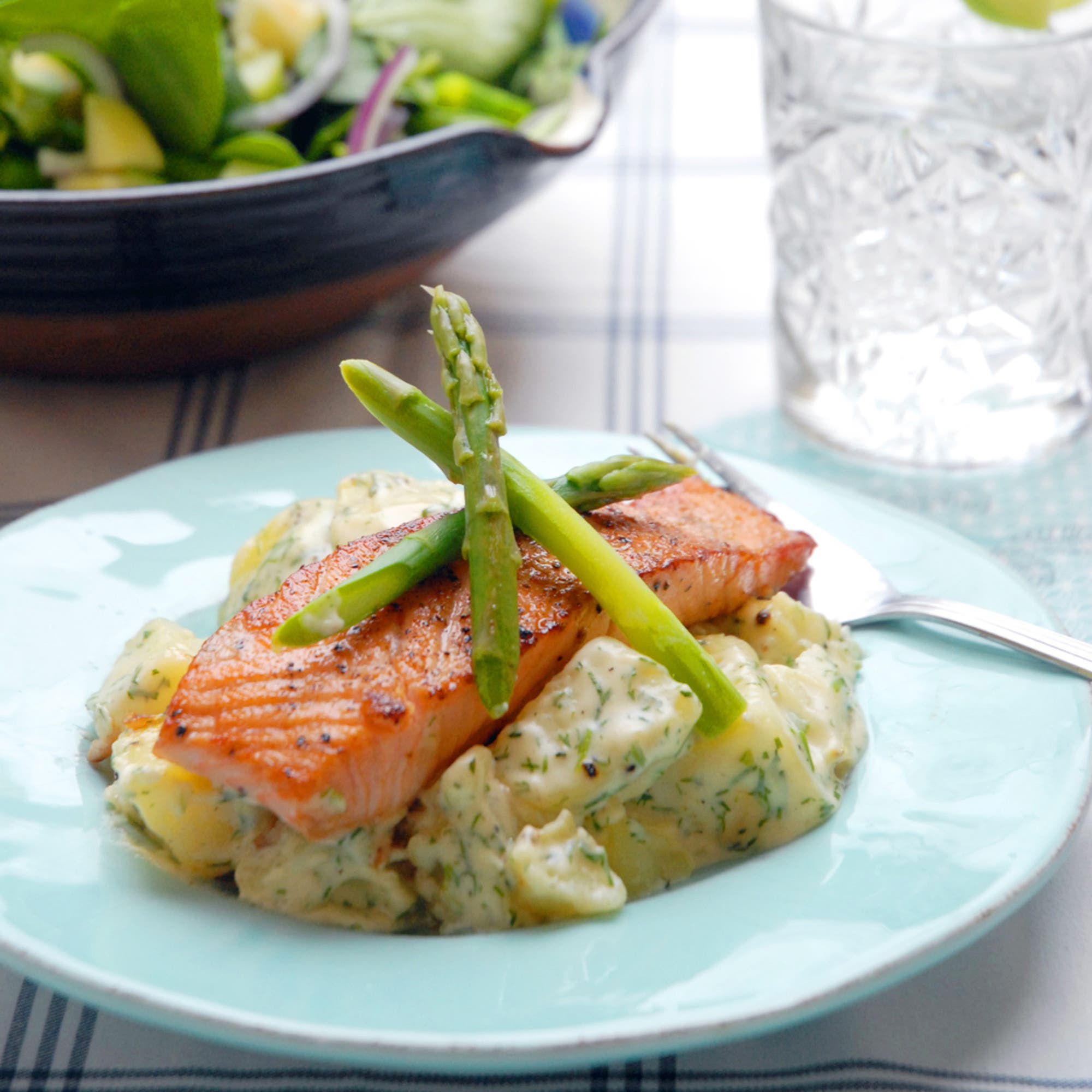 Dillstuvad potatis med stekt lax och äpplesallad