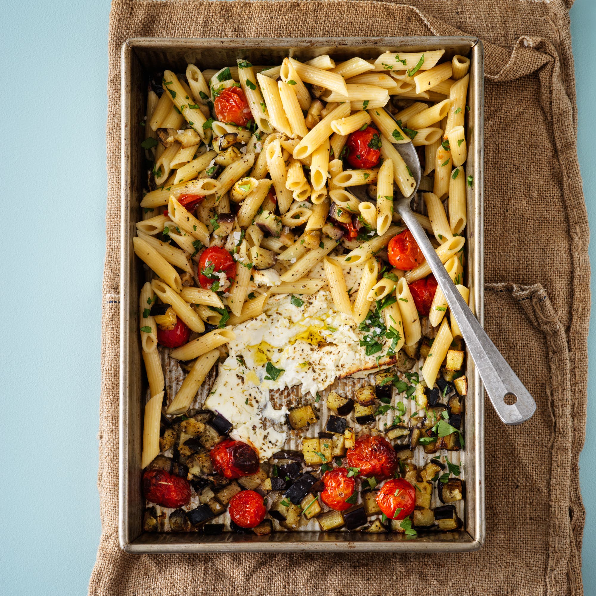 Rostade grönsaker med fetaost och pasta