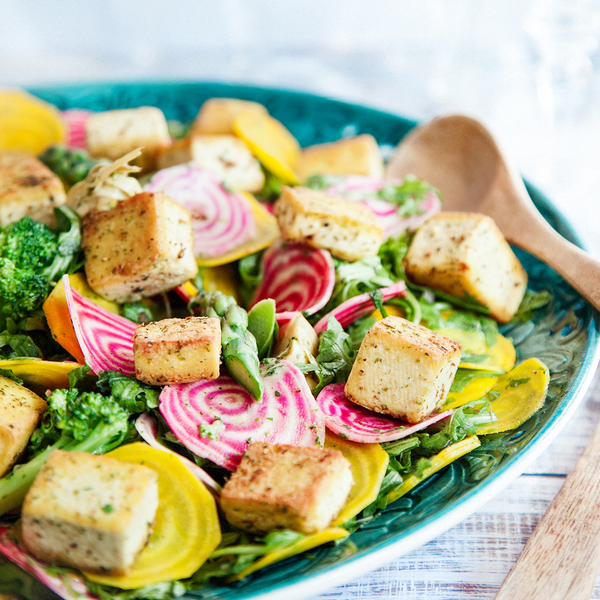 Somrig betsallad med sparris, broccoli och örtmarinerad tofu