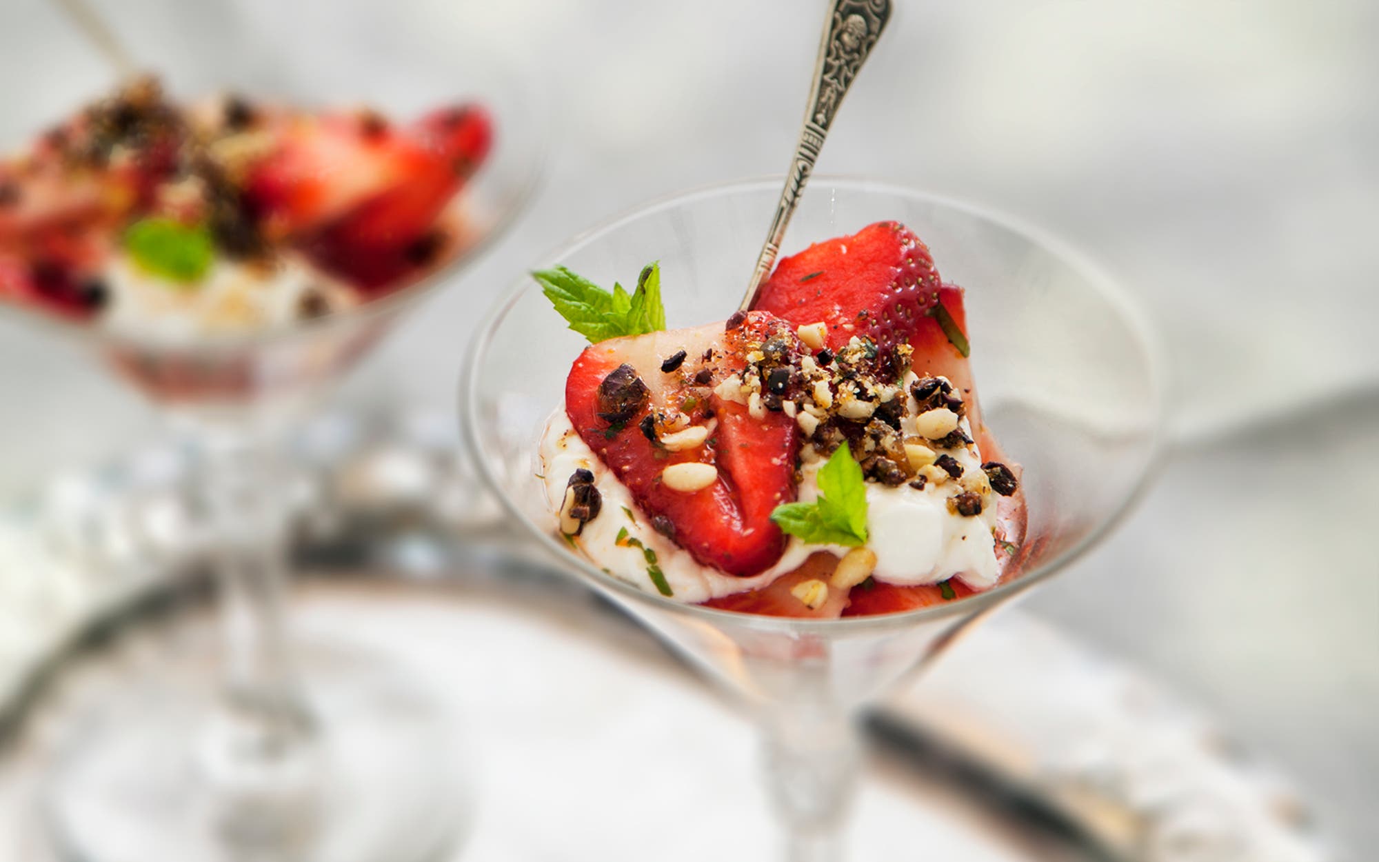 Marinerade jordgubbar med kakao- och pinjekaramell och honungsyoghurt