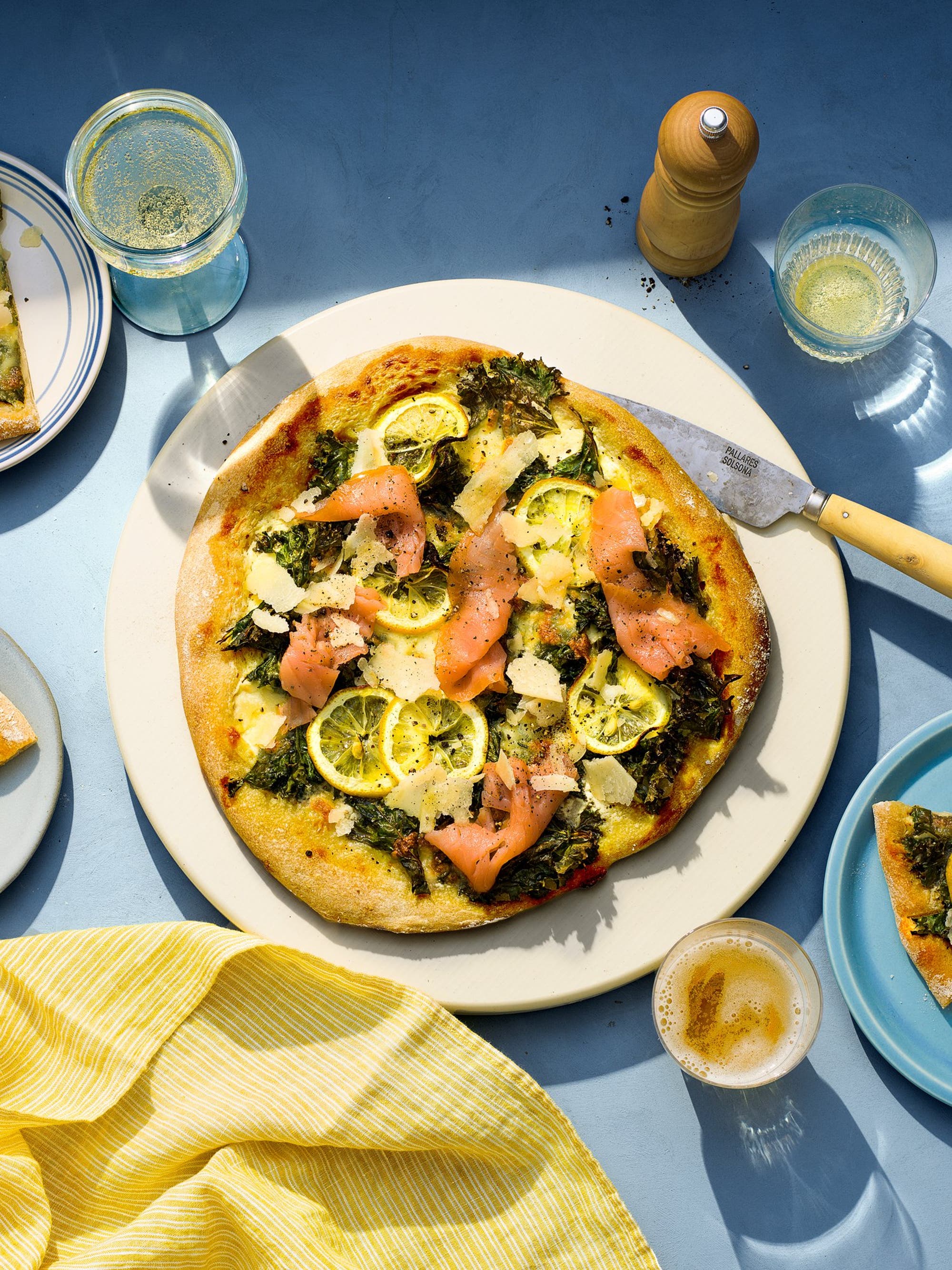 Vit pizza med grönkål, citron & kallrökt lax