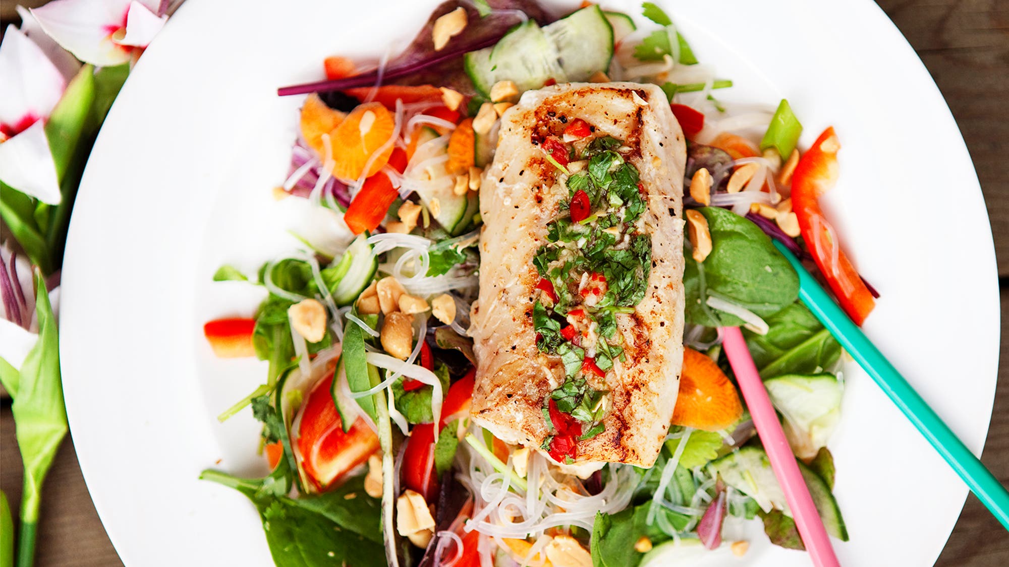 Fisk med thaidressing och nudelsallad