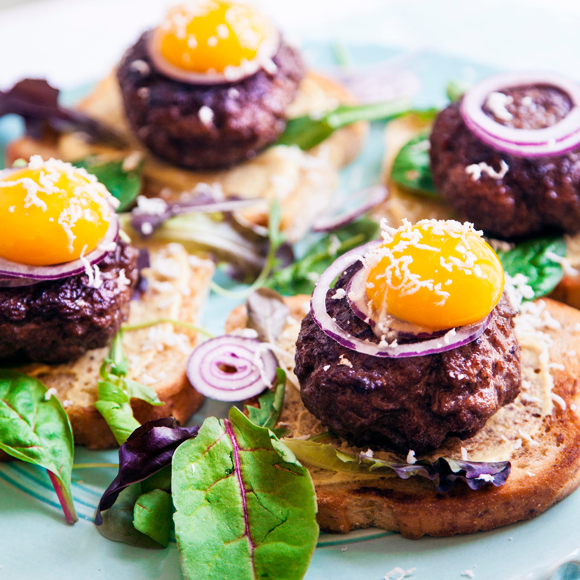 Bookmakertoast på köttfärsbiff med ugnsrostade potatishalvor