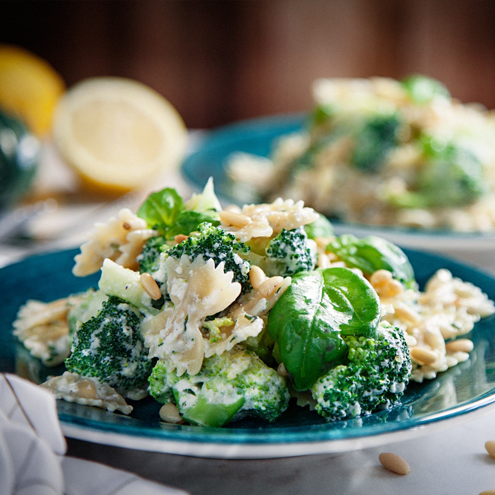 Krämig broccolipasta i ricottasås med pinjenötter