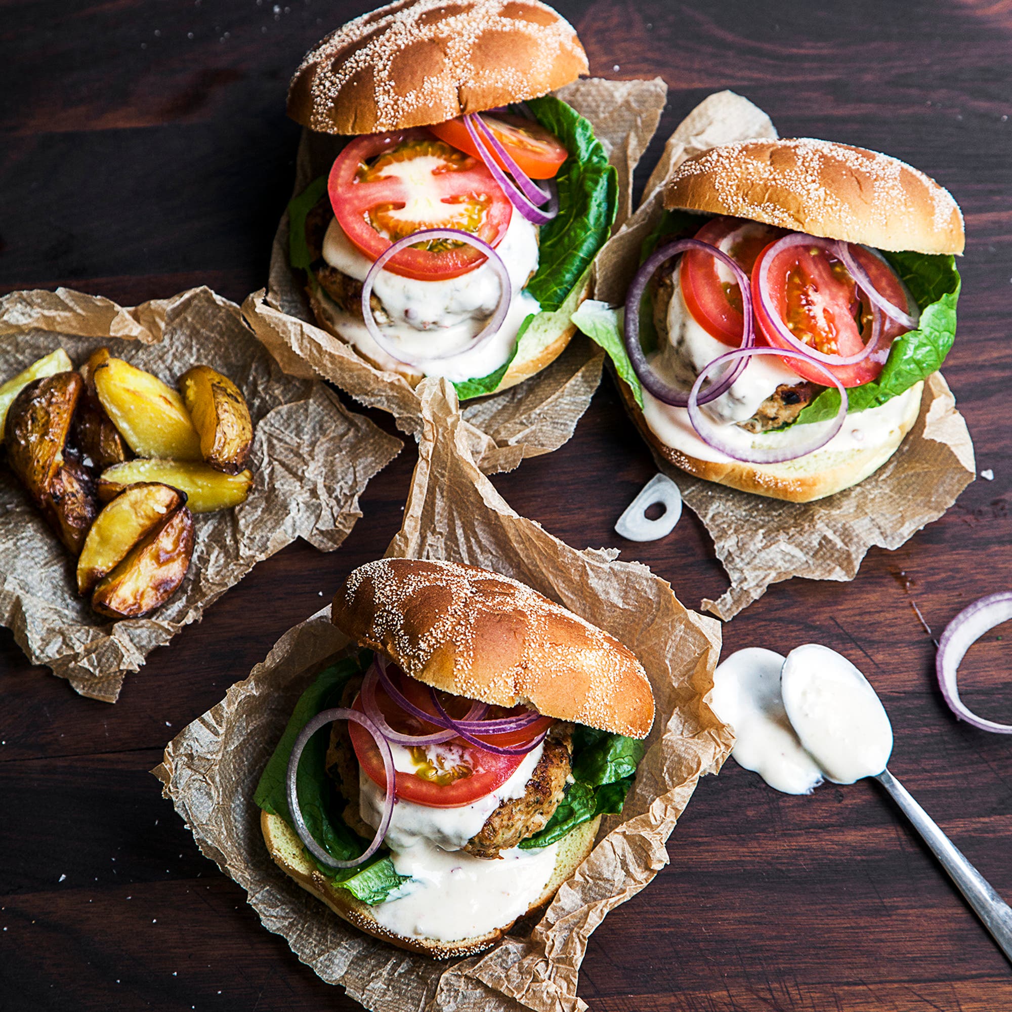 Kycklingburgare med mangodressing och klyftpotatis