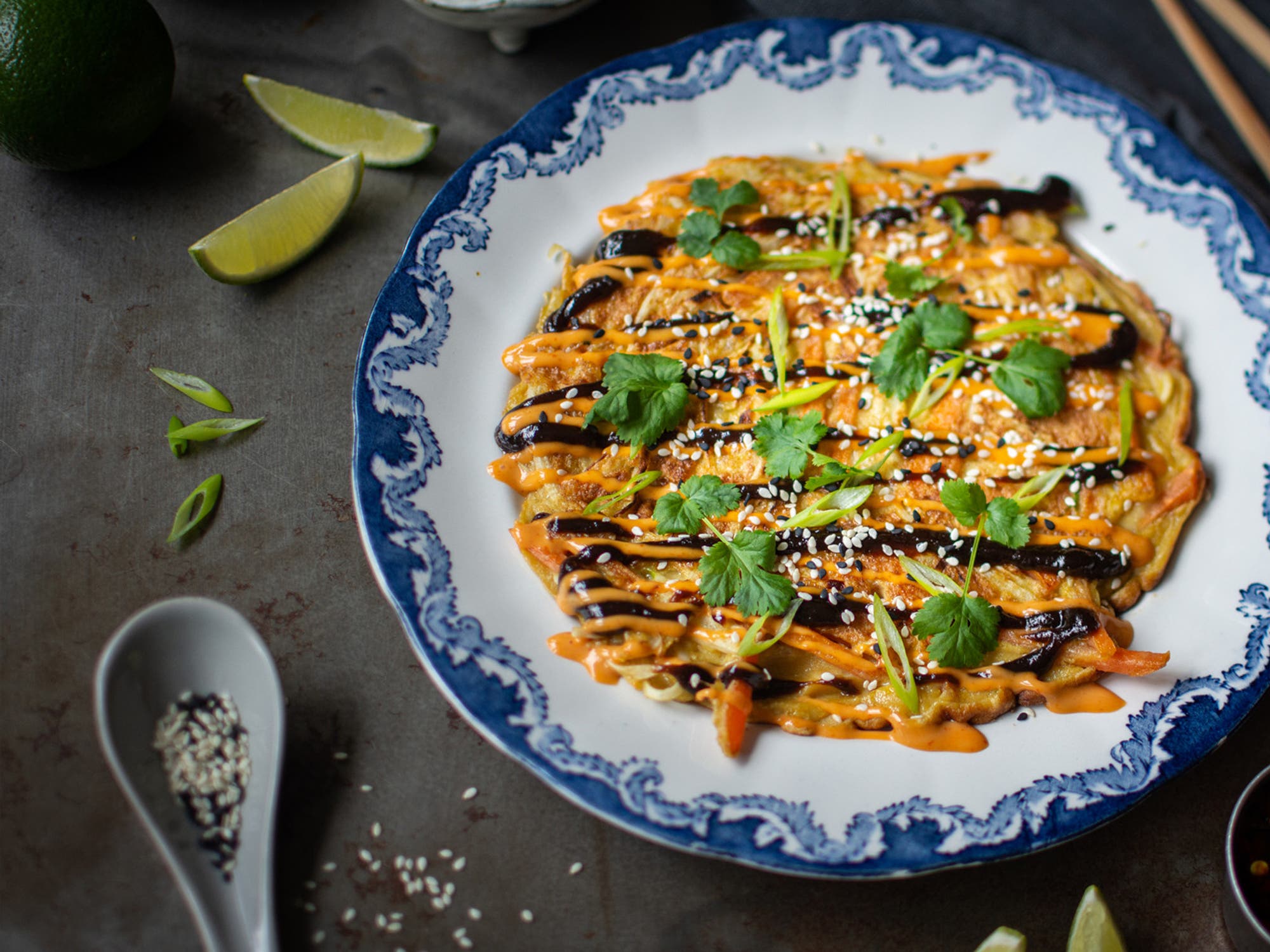 Okonomiyaki med morot, hoisinsås, srirachamayo och äppelsalsa