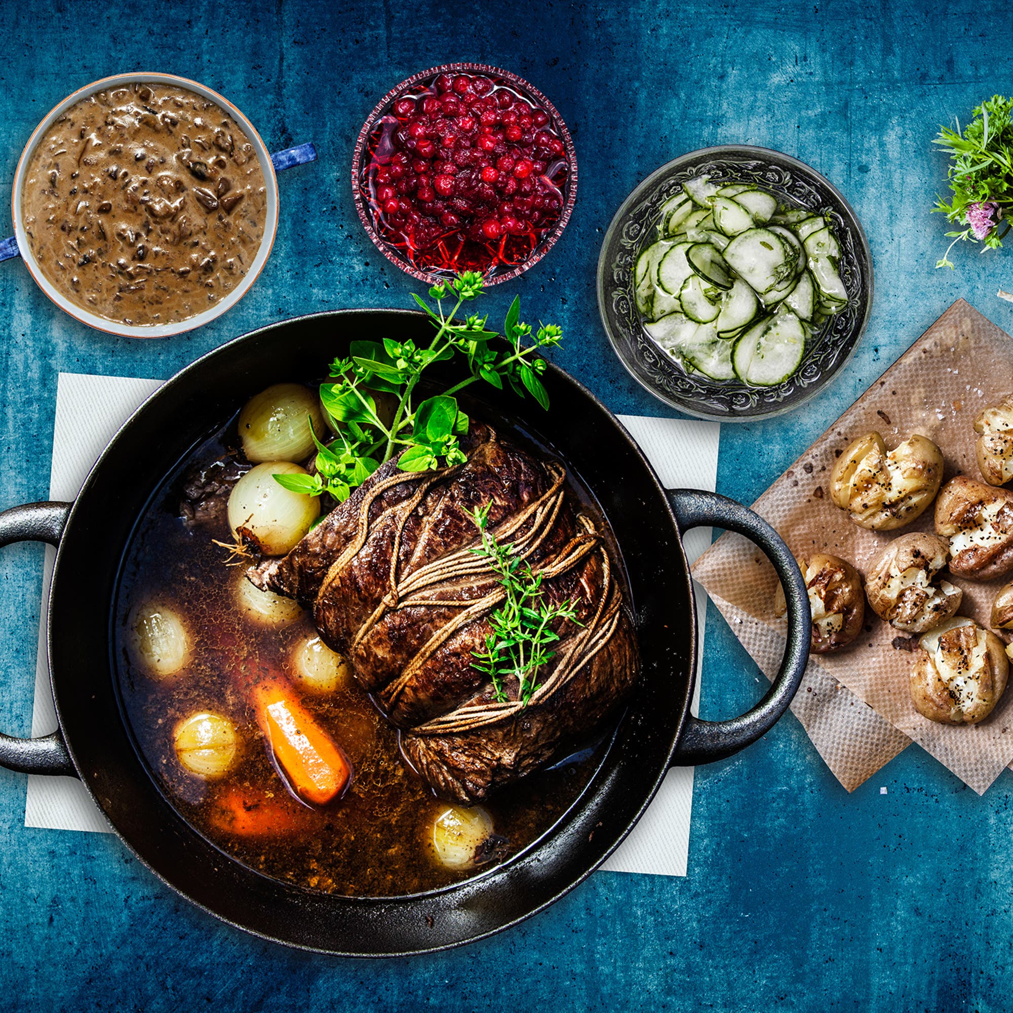 Grytstek med crashed potatoes, svampsås, pressgurka och rårörda lingon