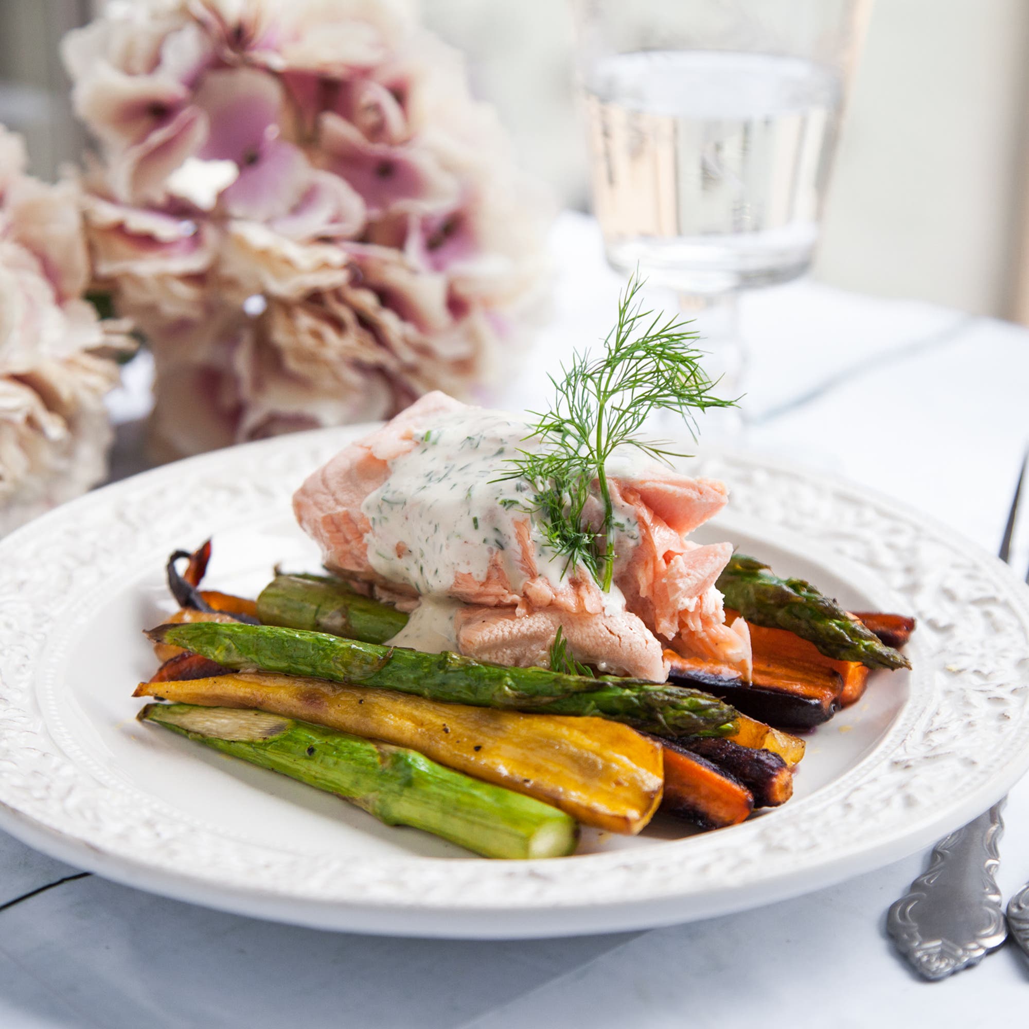 Inkokt lax med vårprimörer och dillkräm