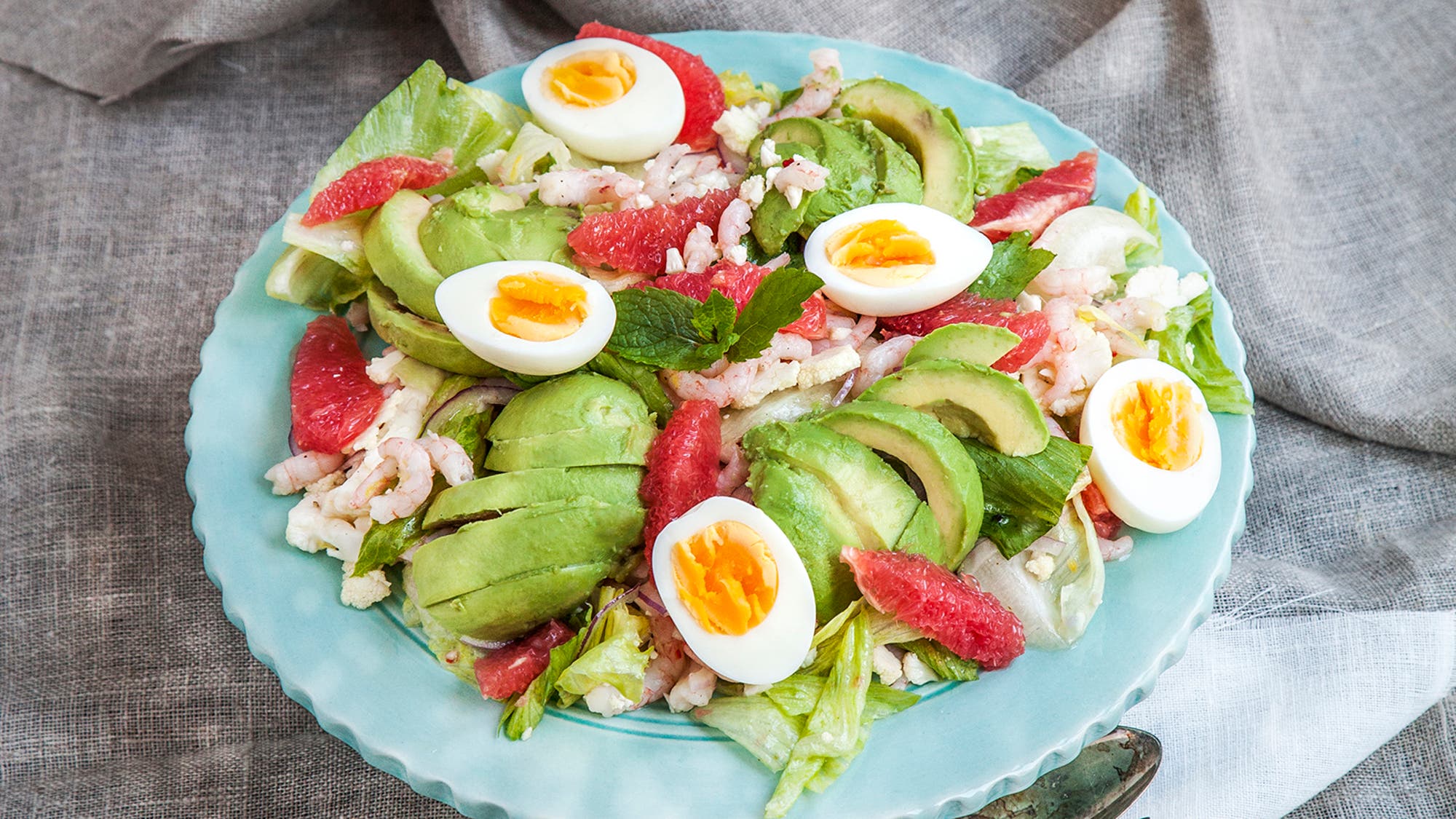 Räksallad med avokado, grapefrukt & kokt ägg