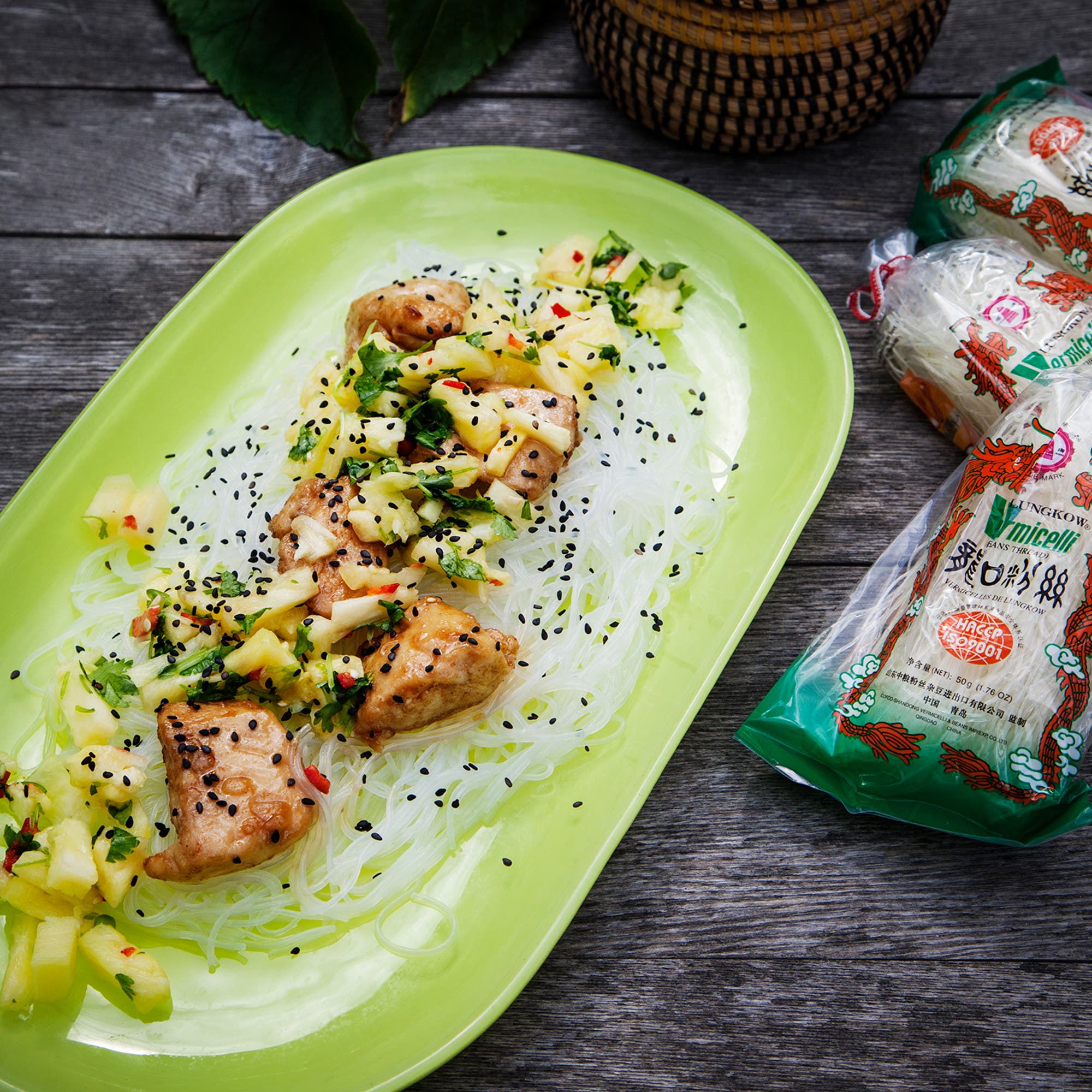 Ugnsstekt kyckling med glasnudlar och ananassalsa