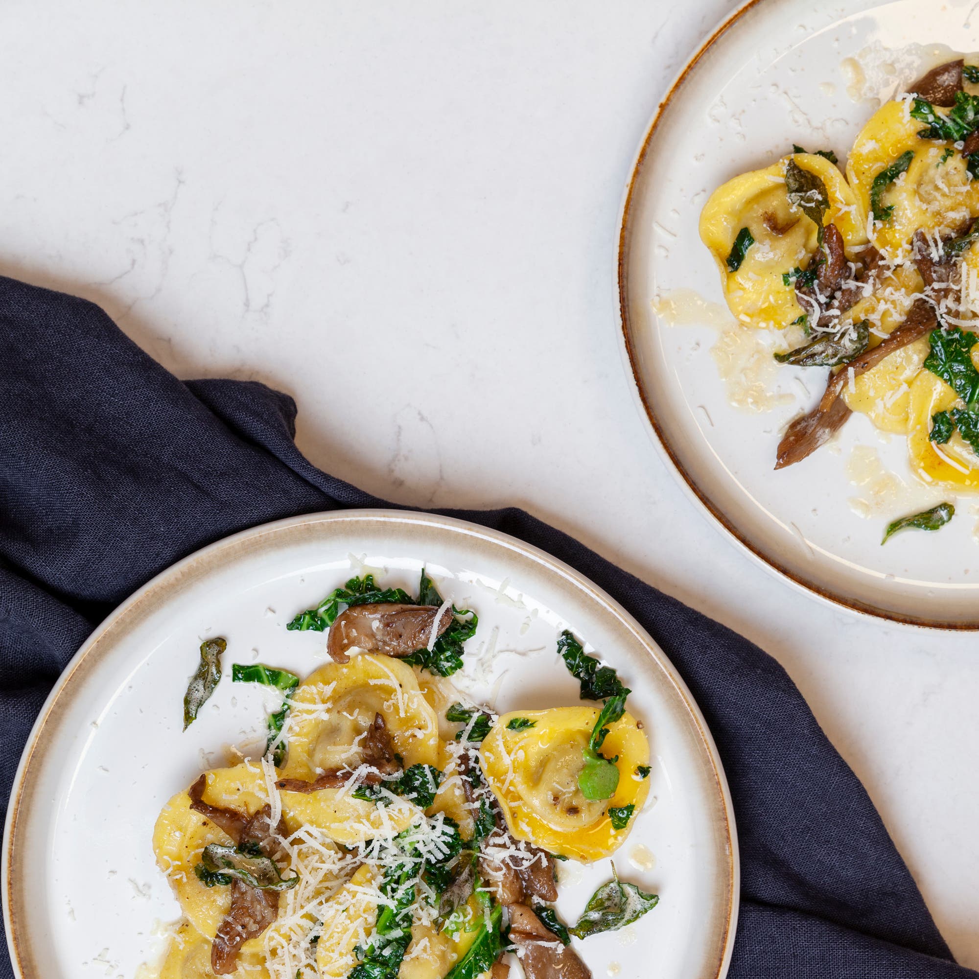 Ravioli med smörfräst svamp och svartkål