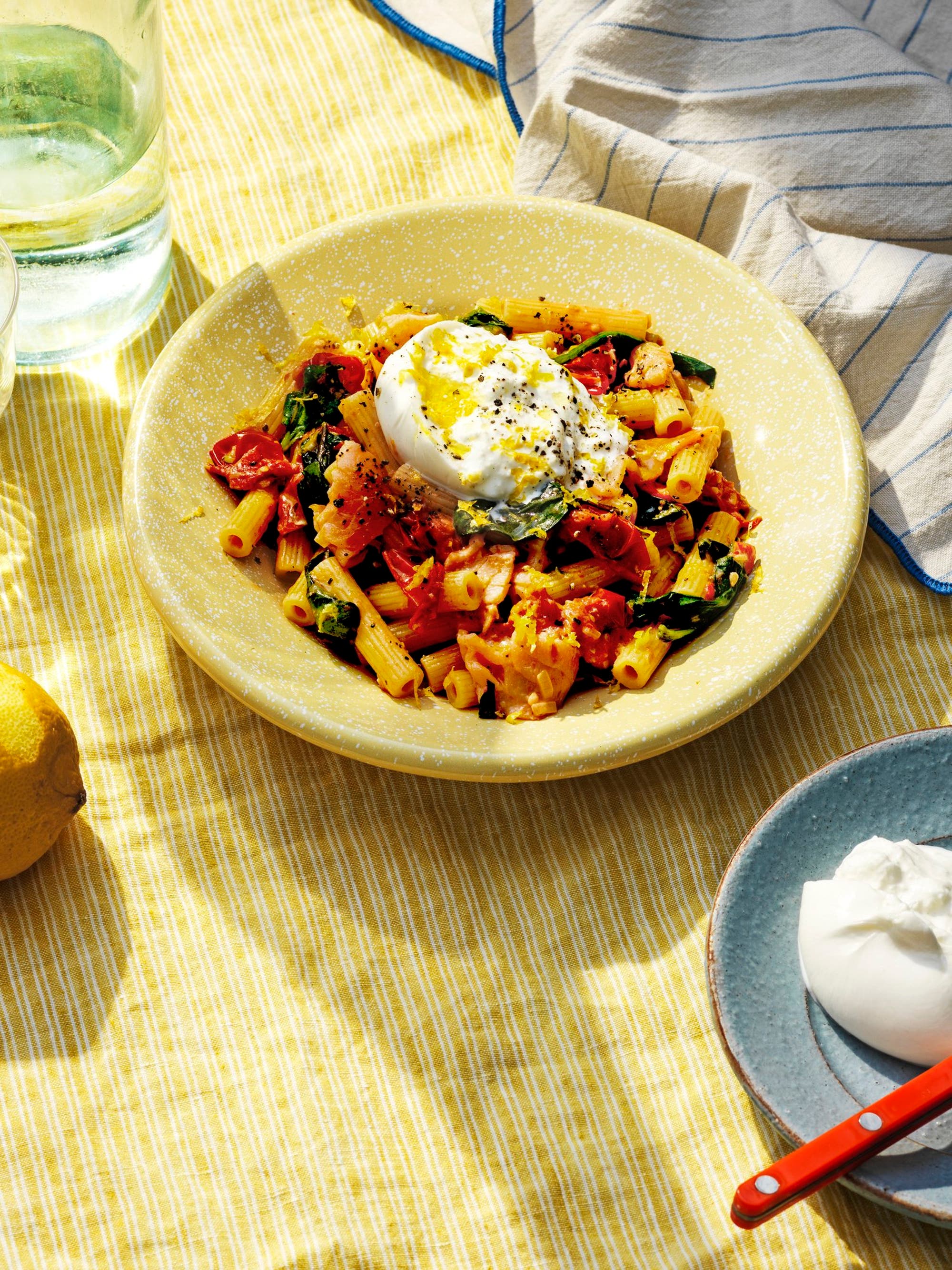 Krämig pasta med tomat, kallrökt lax & burrata