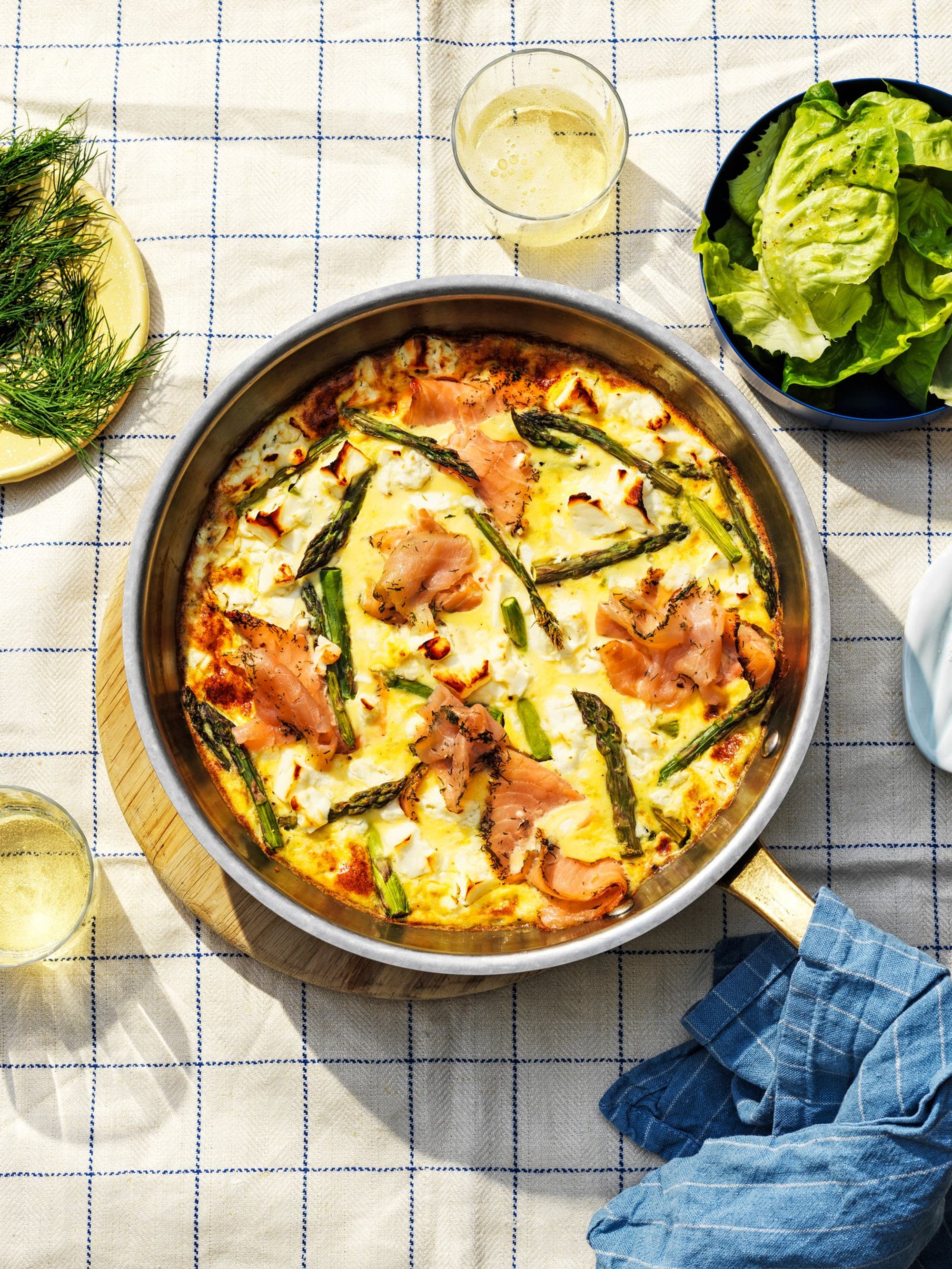 Frittata med gravad lax, sparris & fetaost