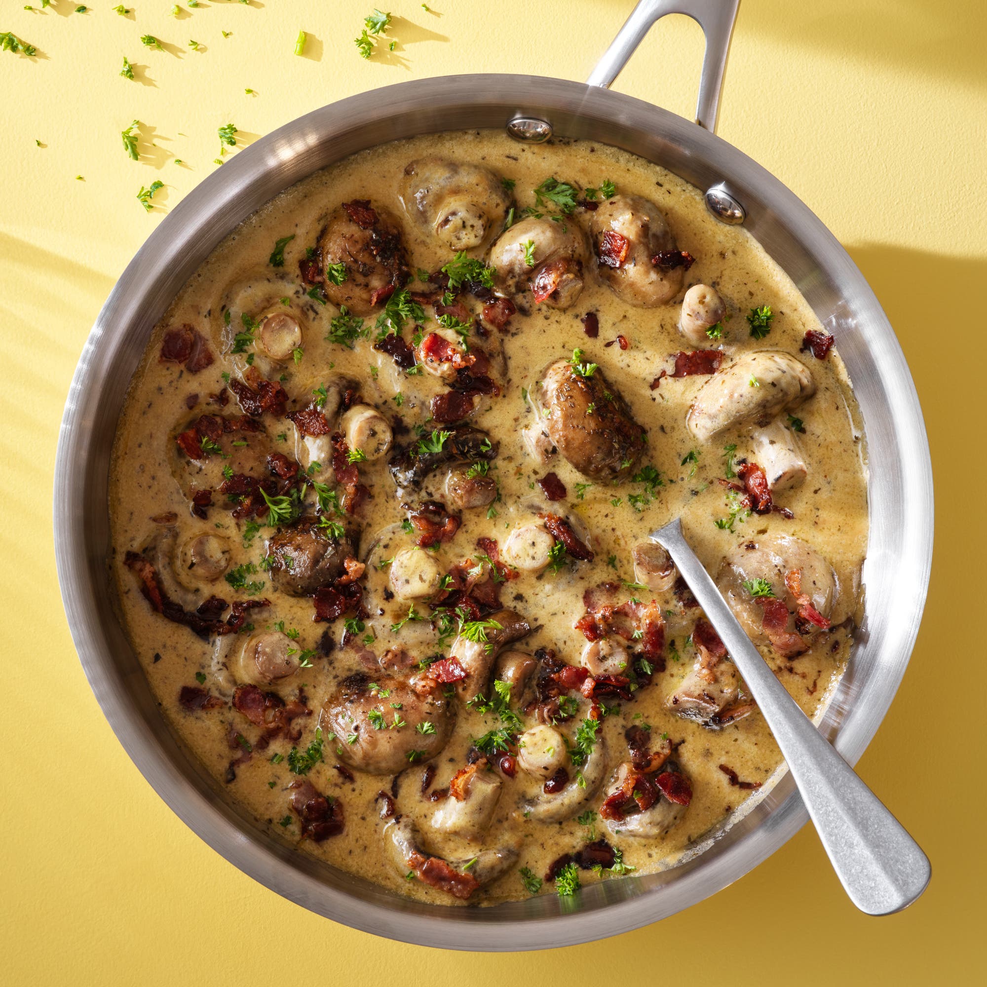 Krämiga champinjoner med baconkrisp